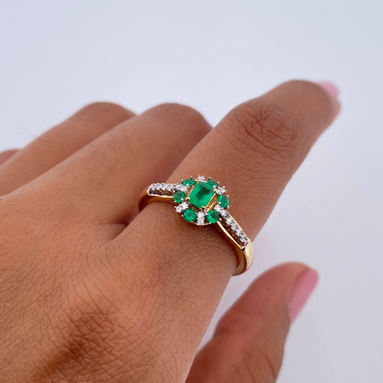 Halo Ring Churumbela 2.95gr / Size 7 / Emerald 27 Pts Diamond 15 Pts Two Yellows White 18K (Jewel) &