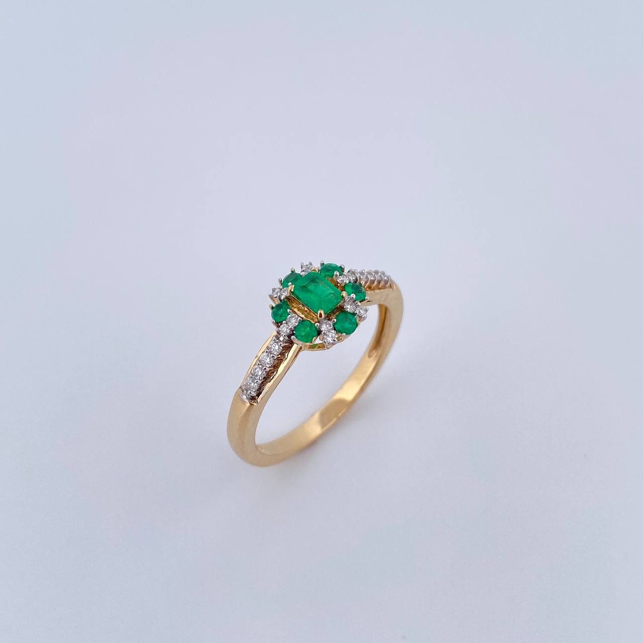 Halo Ring Churumbela 2.95gr / Size 7 / Emerald 27 Pts Diamond 15 Pts Two Yellows White 18K (Jewel) &