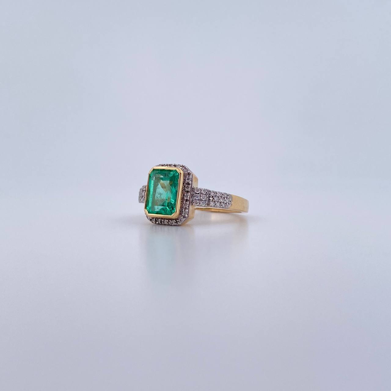 Solitaire Ring Rectangle 5.05gr / Size 6 3/4 / Emerald 1.81 Qts Diamond 25 Pts Two Yellows White Gold 18K (Jewel) &
