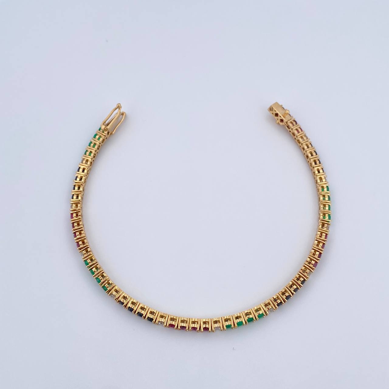 Bracelet Tennis 10.9gr / 17.2cm / 2.6mm Emerald 1.00 Qts Sapphire Rubies 2.4 Qts Diamond 78 Pts 18K Yellow Gold (Jewel) &