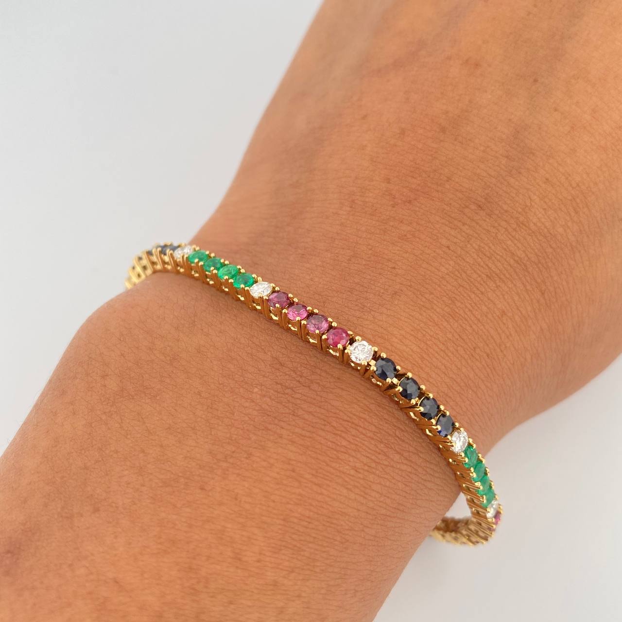 Bracelet Tennis 10.9gr / 17.2cm / 2.6mm Emerald 1.00 Qts Sapphire Rubies 2.4 Qts Diamond 78 Pts 18K Yellow Gold (Jewel) &
