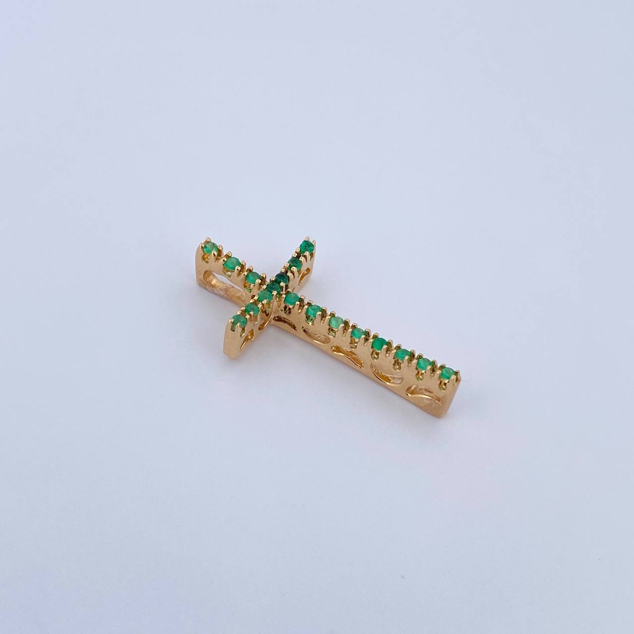 Dije Cruz Lunas 2.6gr / 2.7cm / Esmeralda 23 Pts Oro Amarillo 18K (Joya) &