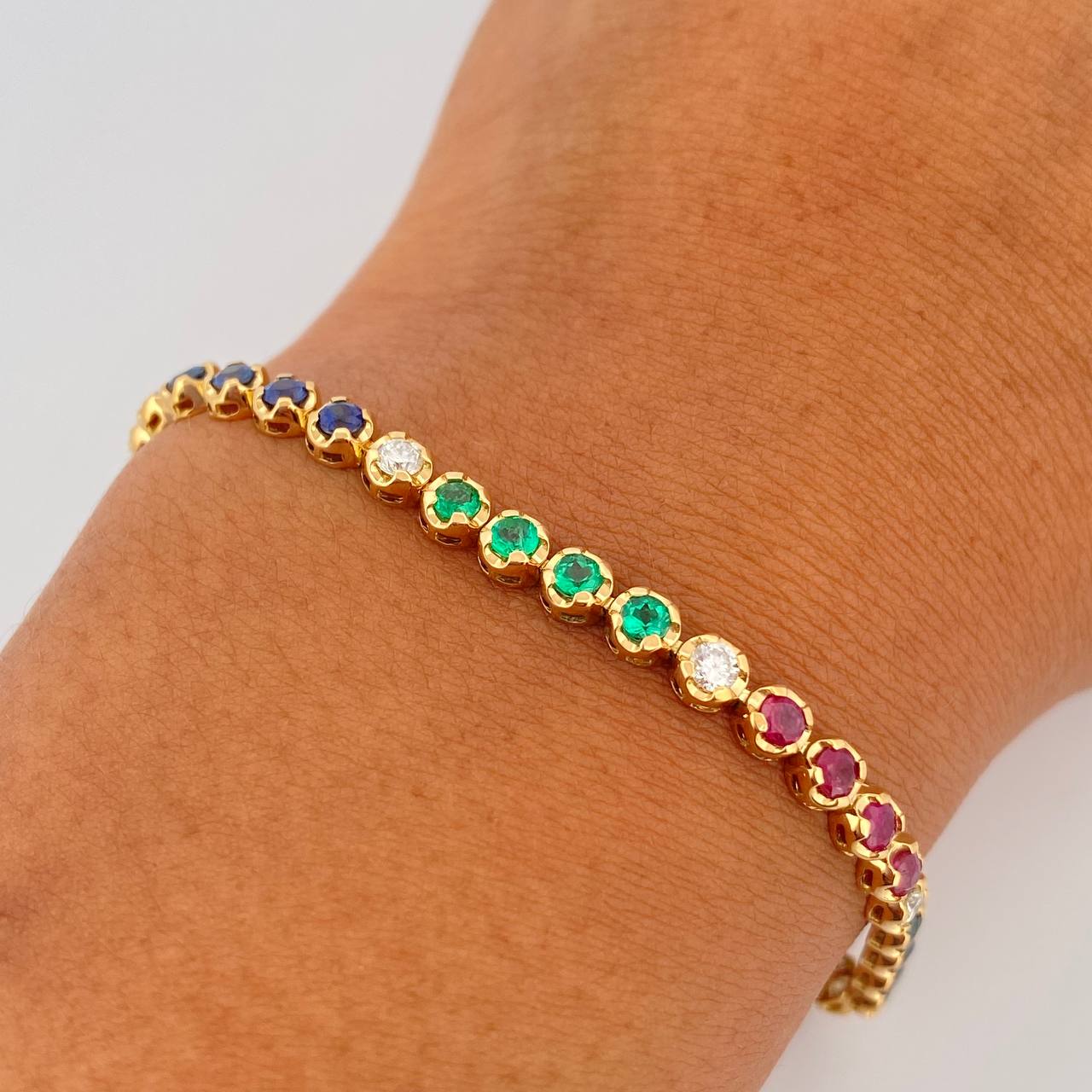 Bracelet Tennis 8.5gr / 17.7cm / 3.5mm Emerald 70 Pts Sapphires Rubies 1.95 Qts Diamond 50 Pts 18K Yellow Gold (Jewel) &