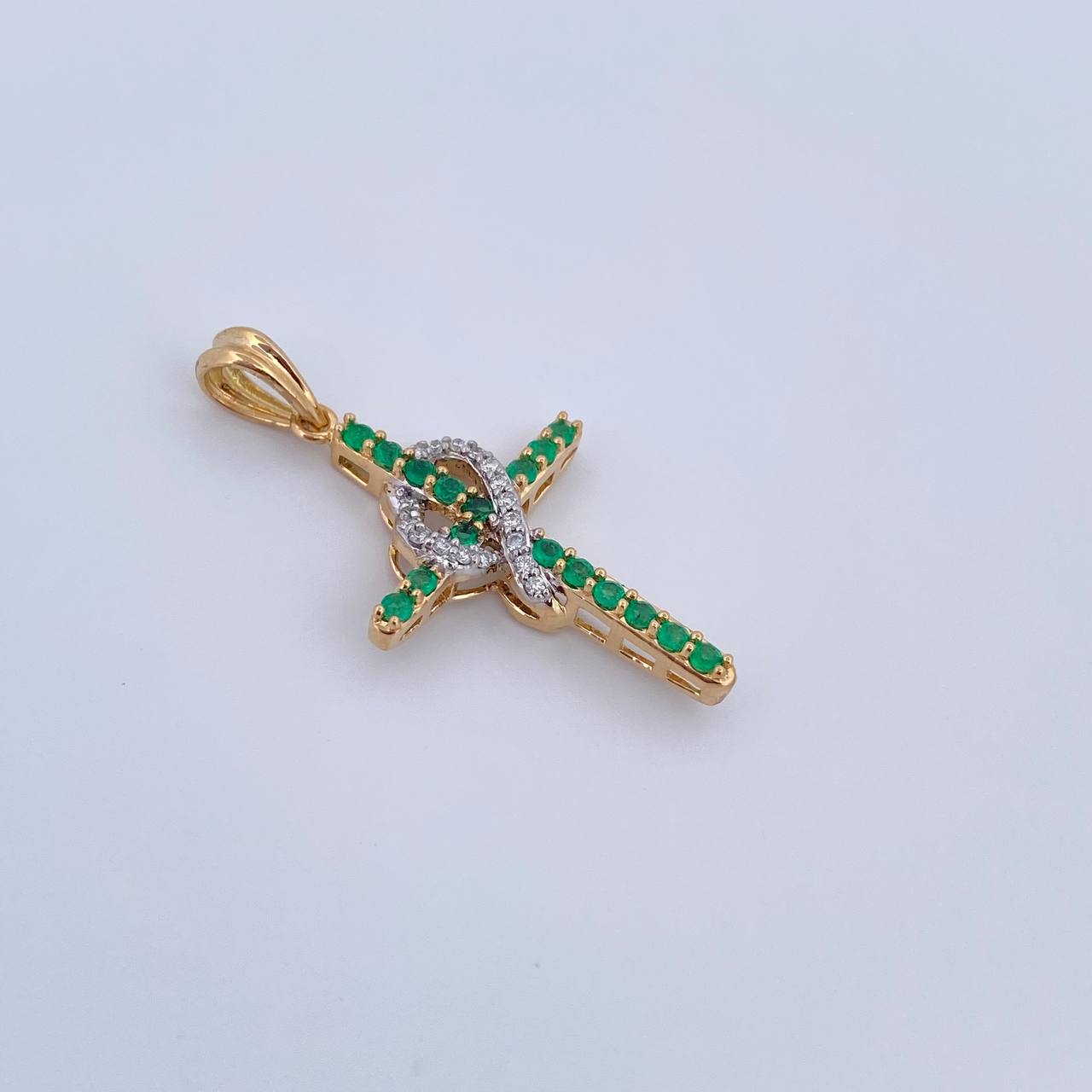 Dije Cruz Lazo 3.1gr / 3.4cm / Esmeralda 38 Pts Diamante 11 Pts Dos Oros Amarillo Blanco 18K (Joya) &