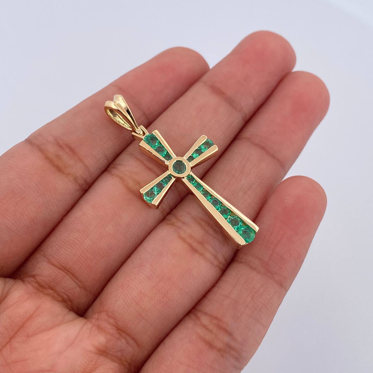 Dije Cruz Pontificia 3.3gr / 3.7cm / Esmeralda 79 Pts Oro Amarillo 18K (Joya) &