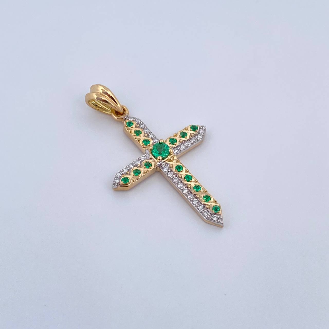 Dije Cruz 3.35gr / 3.6cm / Esmeralda 24 Pts Diamante 17 Pts Dos Oros Amarillo Blanco 18K (Joya) &