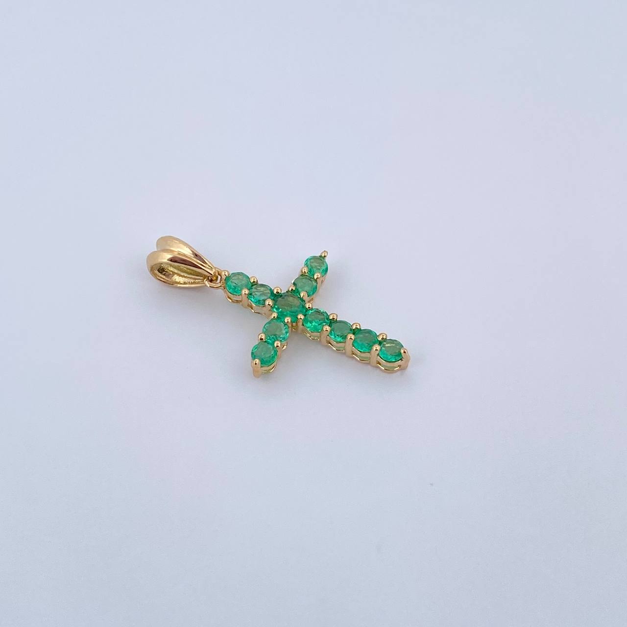Dije Cruz 1.5gr / 2.8cm / Esmeralda 66 Pts Oro Amarillo 18K (Joya) &