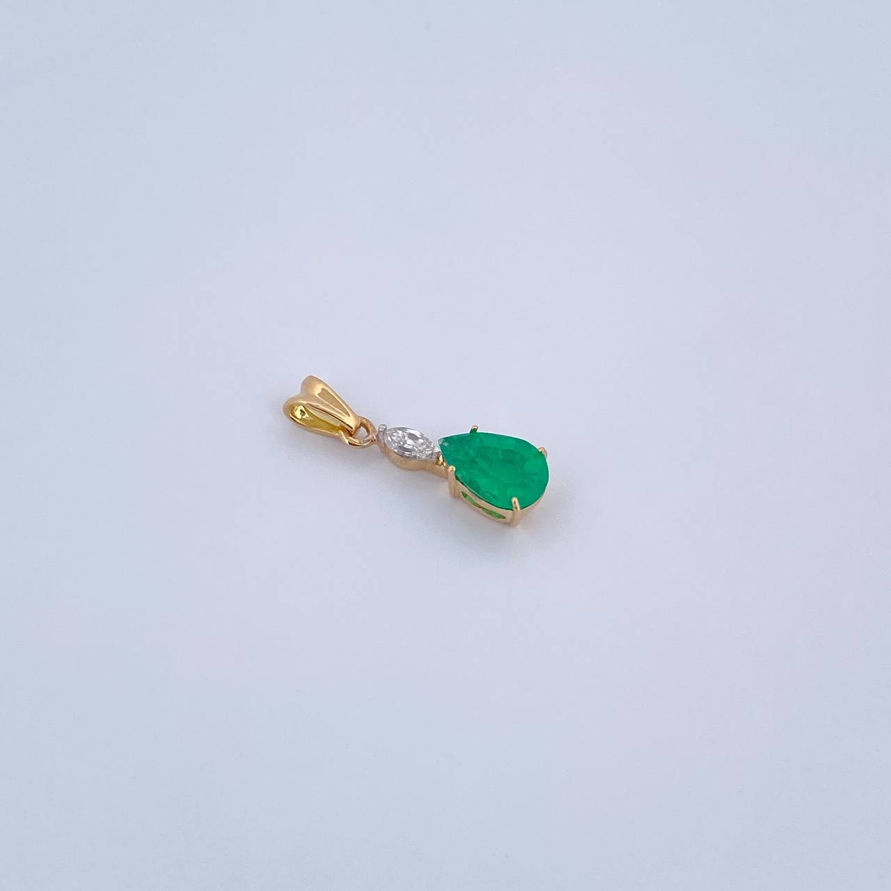 Dije Gota 0.85gr / 1.7cm / Esmeralda 70 Pts Diamante 9 Pts Oro Amarillo 18K (Joya) &