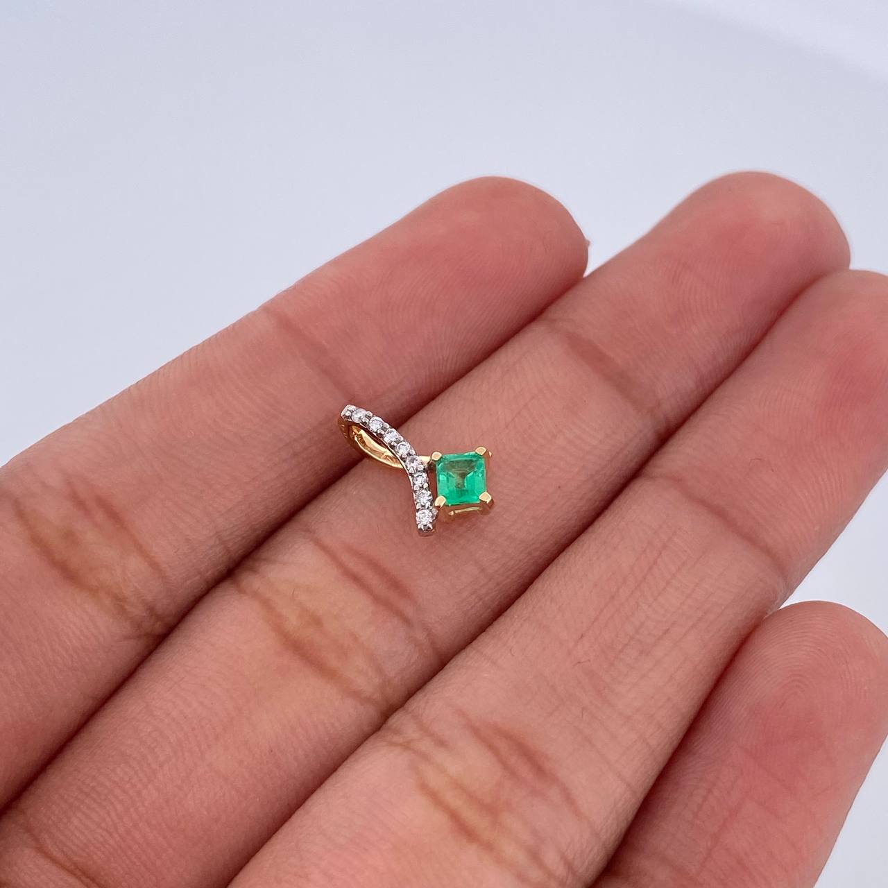 Dije Rombo Lazo Cruzado Esmeralda 0.55gr / 1/2 in / Oro Amarillo 18K %