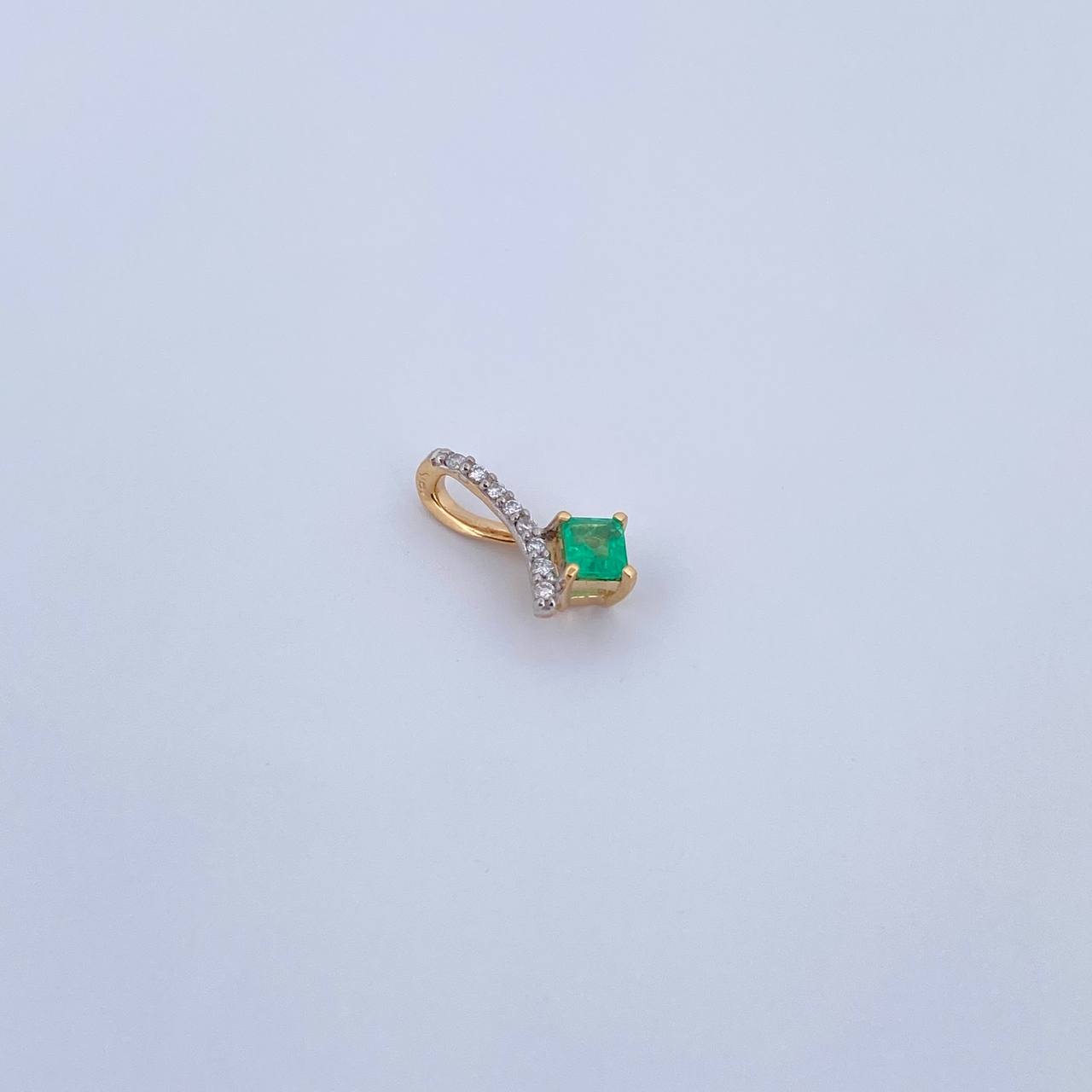 Dije Rombo Lazo Cruzado 0.55gr / 1.1cm / Esmeralda 14 Pts Diamante 4 Pts Dos Oros Amarillo Blanco 18K (Joya) &