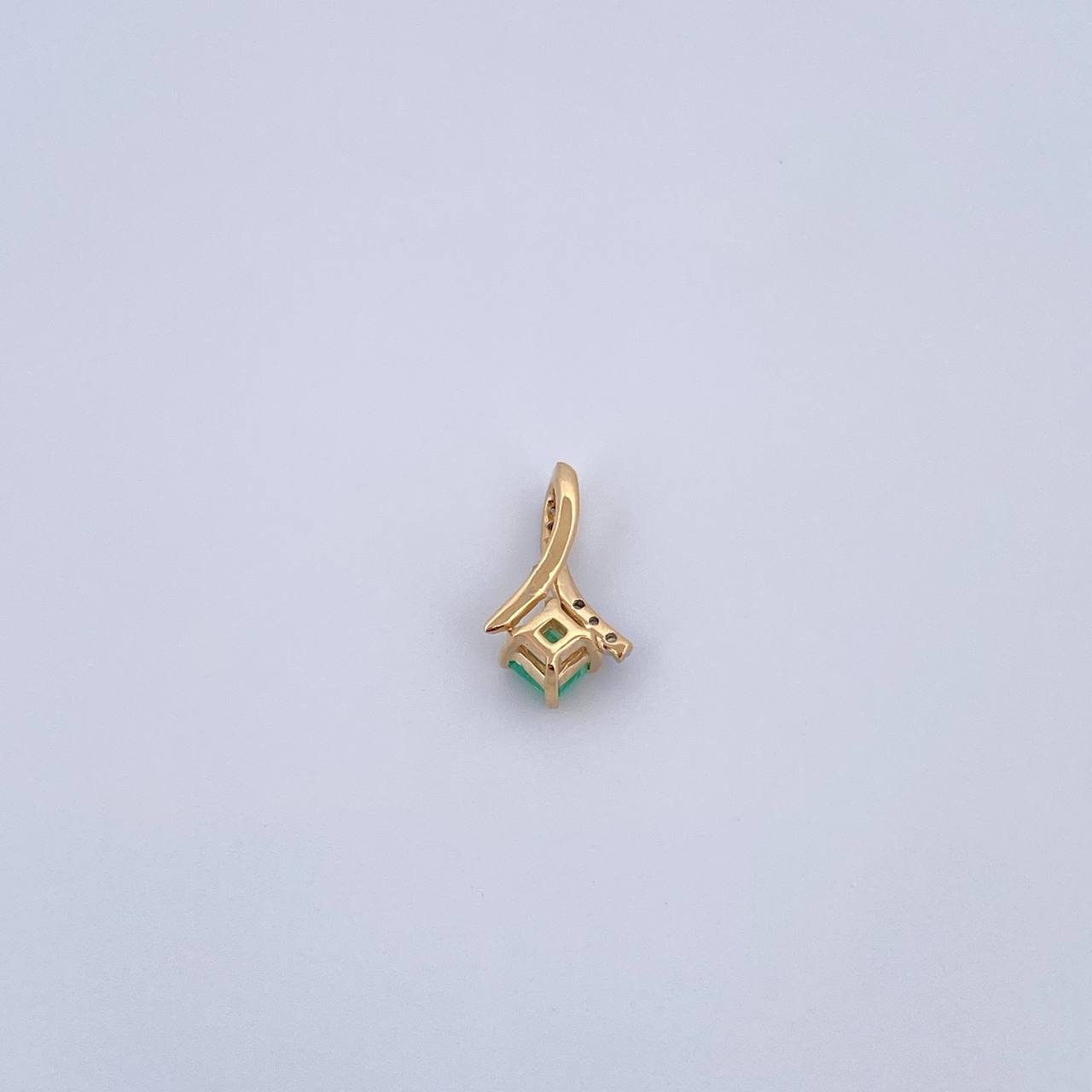 Dije Rombo Lazo Cruzado 0.55gr / 1.1cm / Esmeralda 14 Pts Diamante 4 Pts Dos Oros Amarillo Blanco 18K (Joya) &