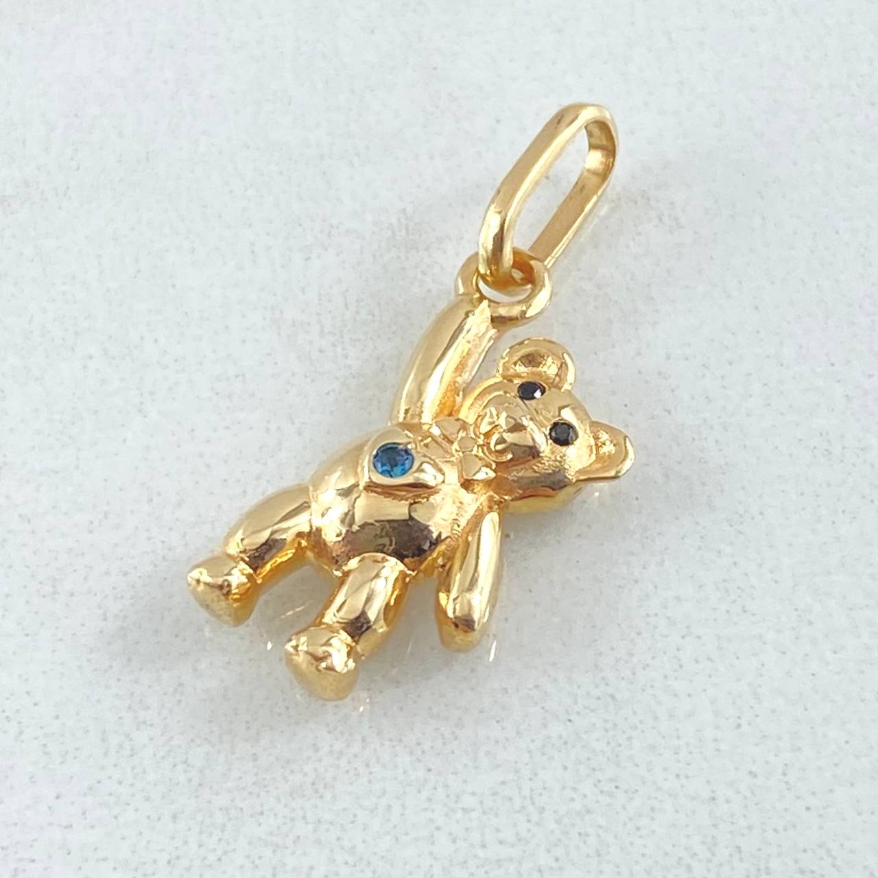 Pendant Bear Hand Up 1.8gr / 2.4cm (0.9in) / 18K Gold ©