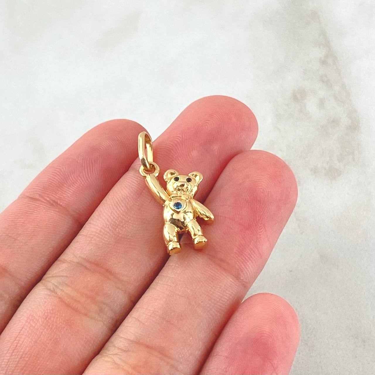 Pendant Bear Hand Up 1.8gr / 2.4cm (0.9in) / 18K Gold ©