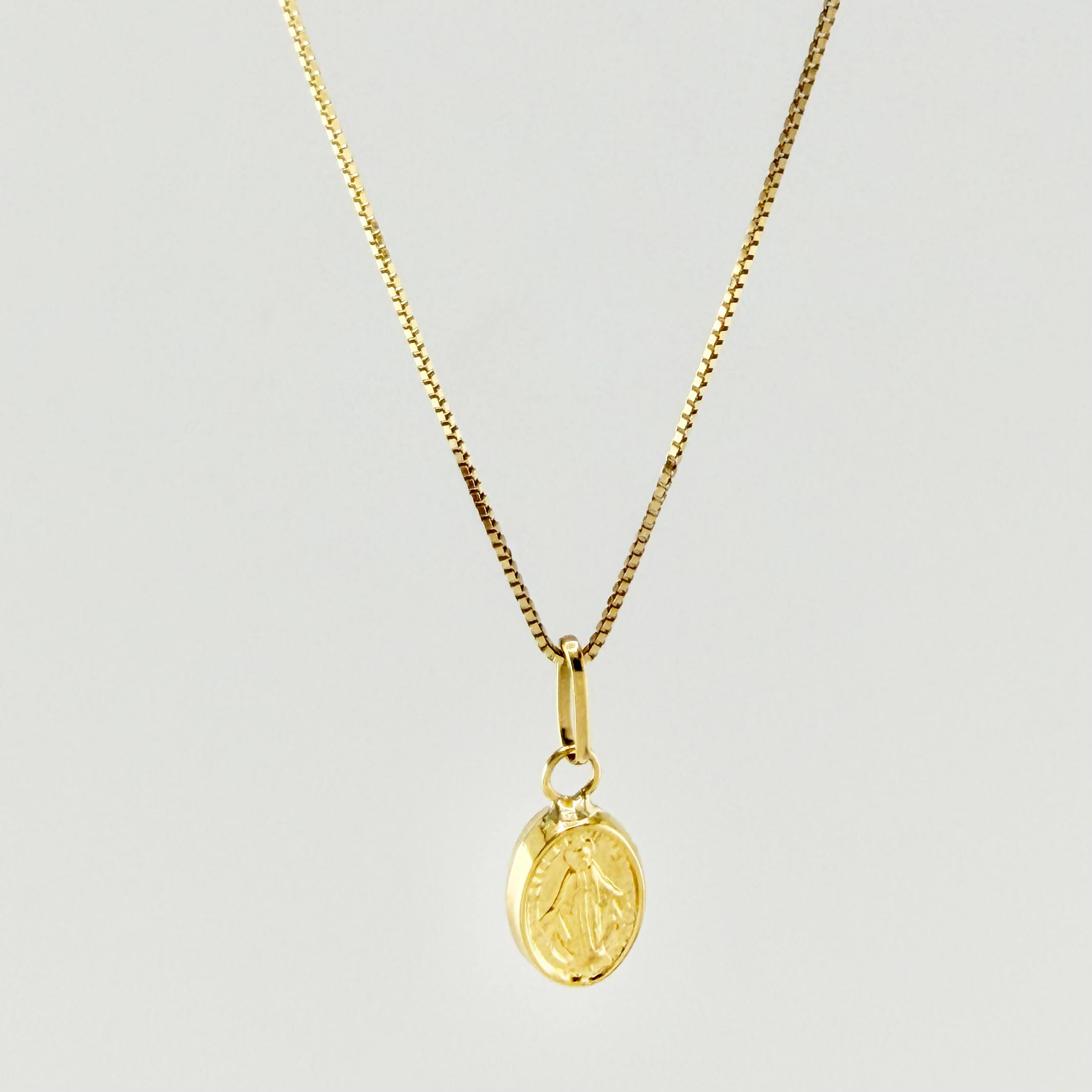 Set Cadena y Dije Veneciana + Virgen Milagrosa 1.25gr / 17 3/4 in / 0.6mm Oro Amarillo 18K