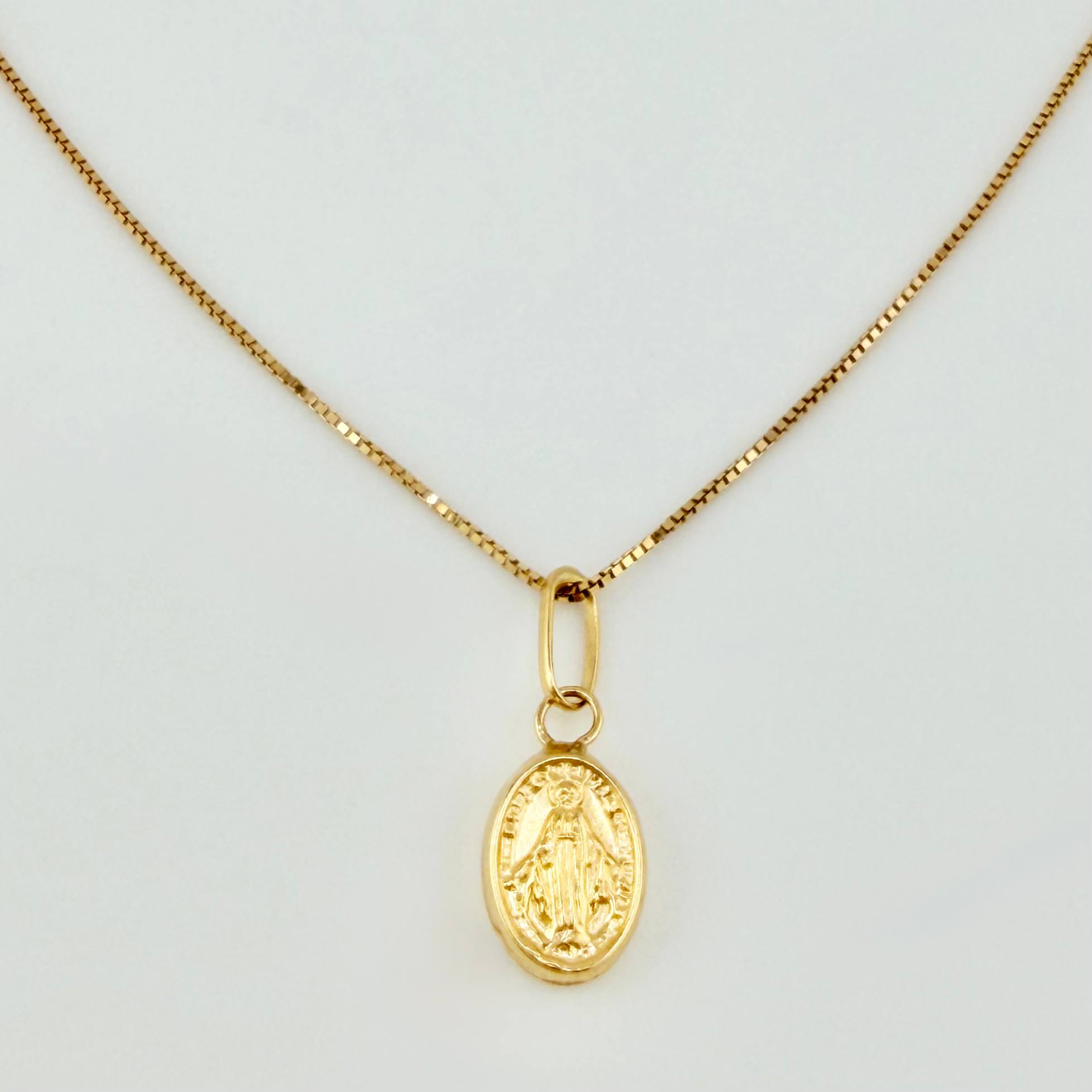 Set Cadena y Dije Veneciana + Virgen Milagrosa 1.4gr / 19 3/4 in / 0.6mm Oro Amarillo 18K (Oferta) *