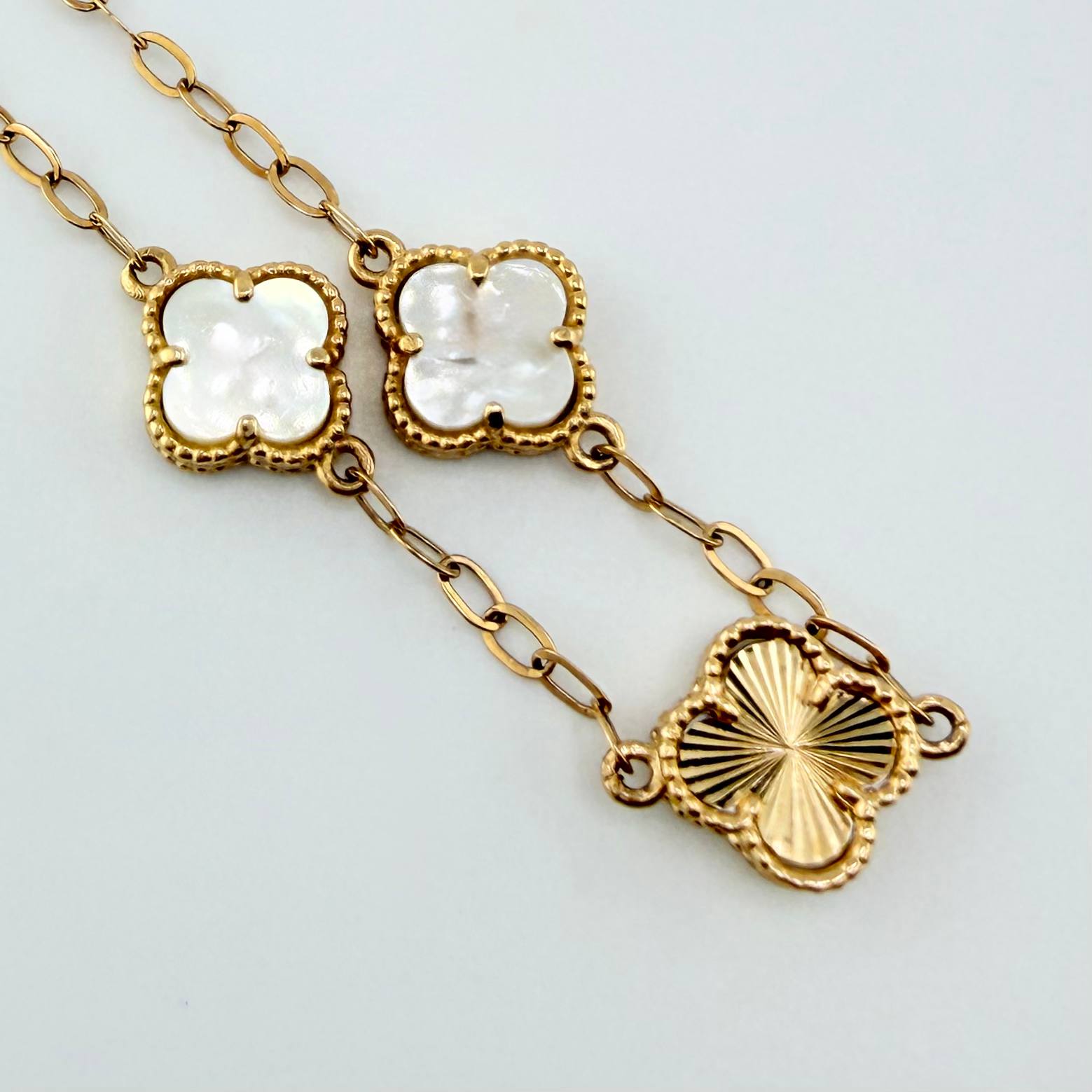 Pulso Trebol Nacar Blanco Diamantado 4.15gr / 7 3/4 in / 10mm Oro Amarillo Nac.Esp. 18K