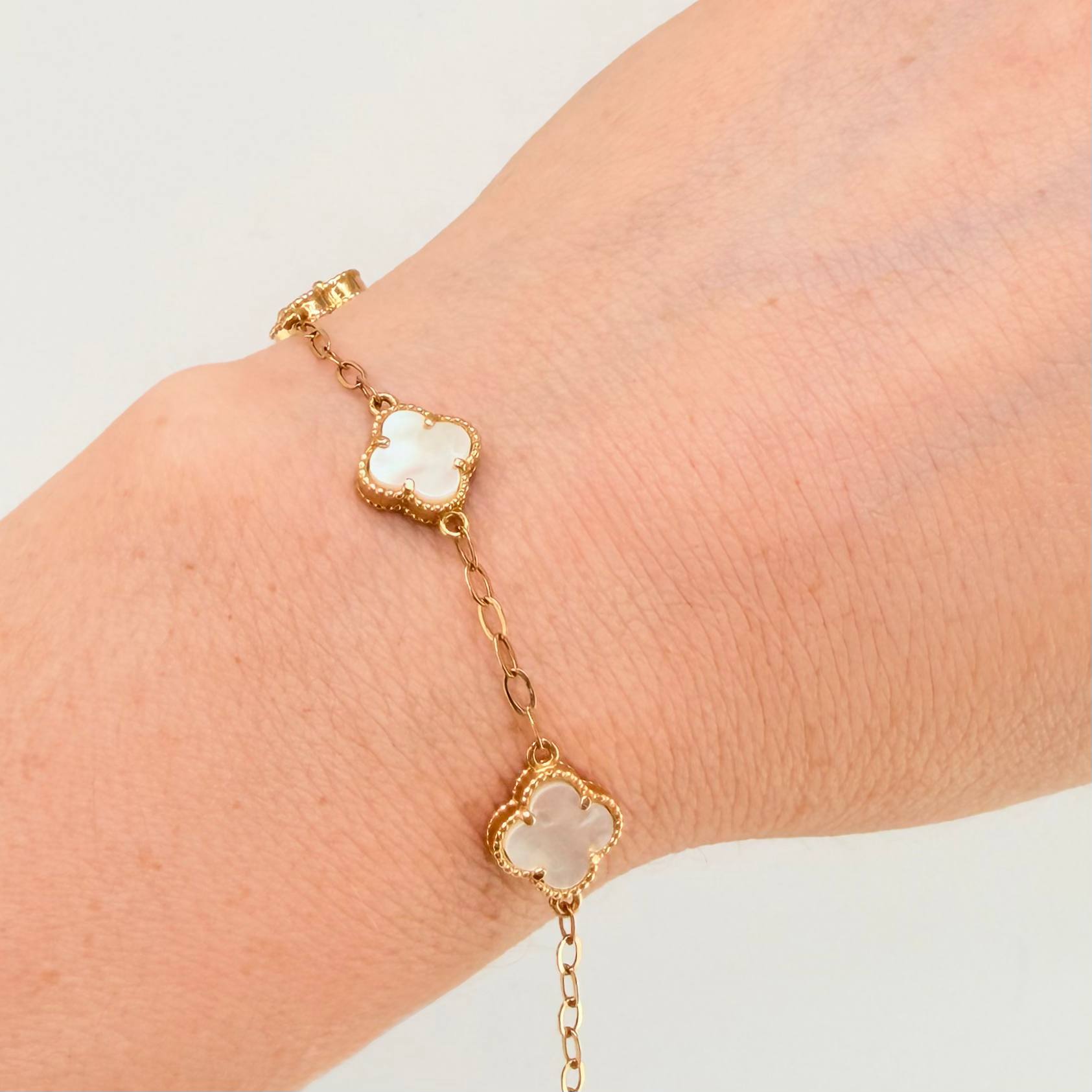 Pulso Trebol Nacar Blanco Diamantado 4.15gr / 7 3/4 in / 10mm Oro Amarillo Nac.Esp. 18K