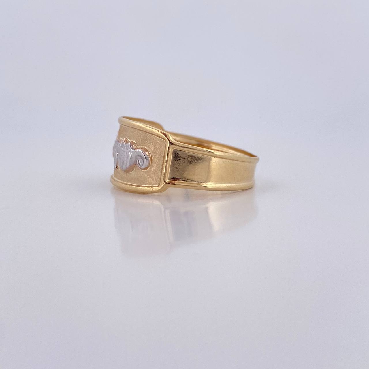 Seahorse Ring 1.75gr / Size 8 3/4 / 18K Gold &