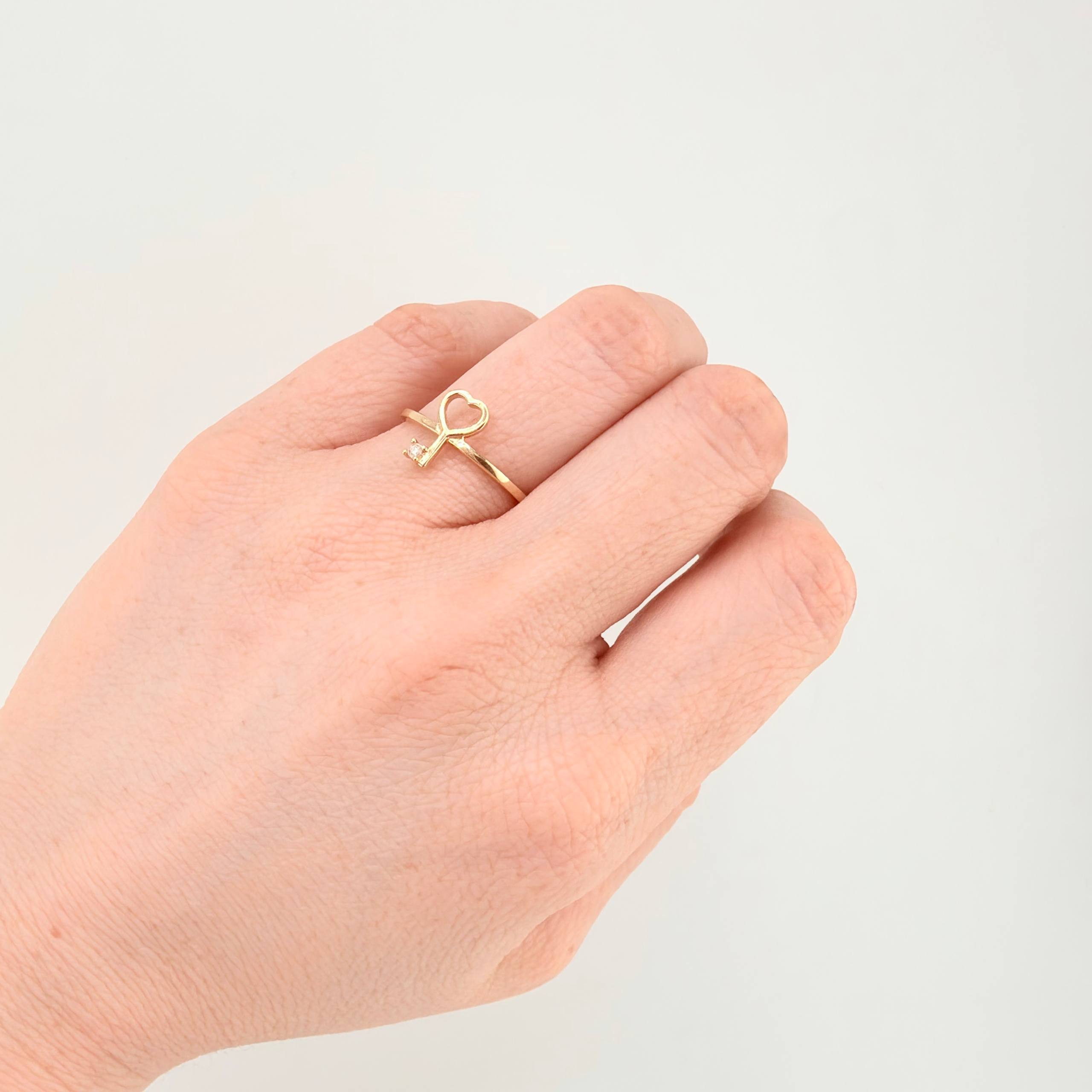 Anillo Llave Corazón 1.5gr / T9 / Oro Amarillo 18K ©