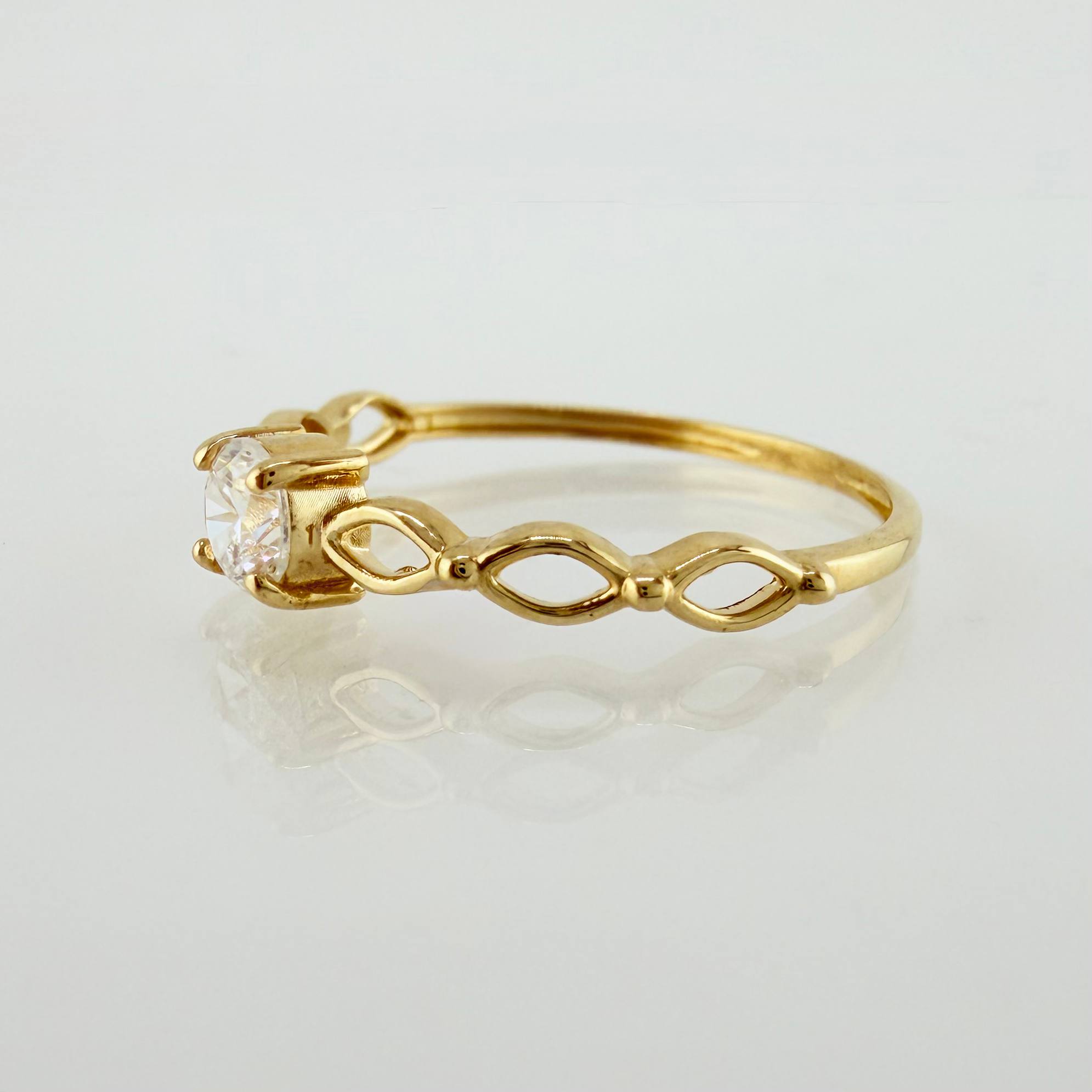 Anillo Solitario Ojos 1.05gr / T5 1/2 / Oro Amarillo 18K ©