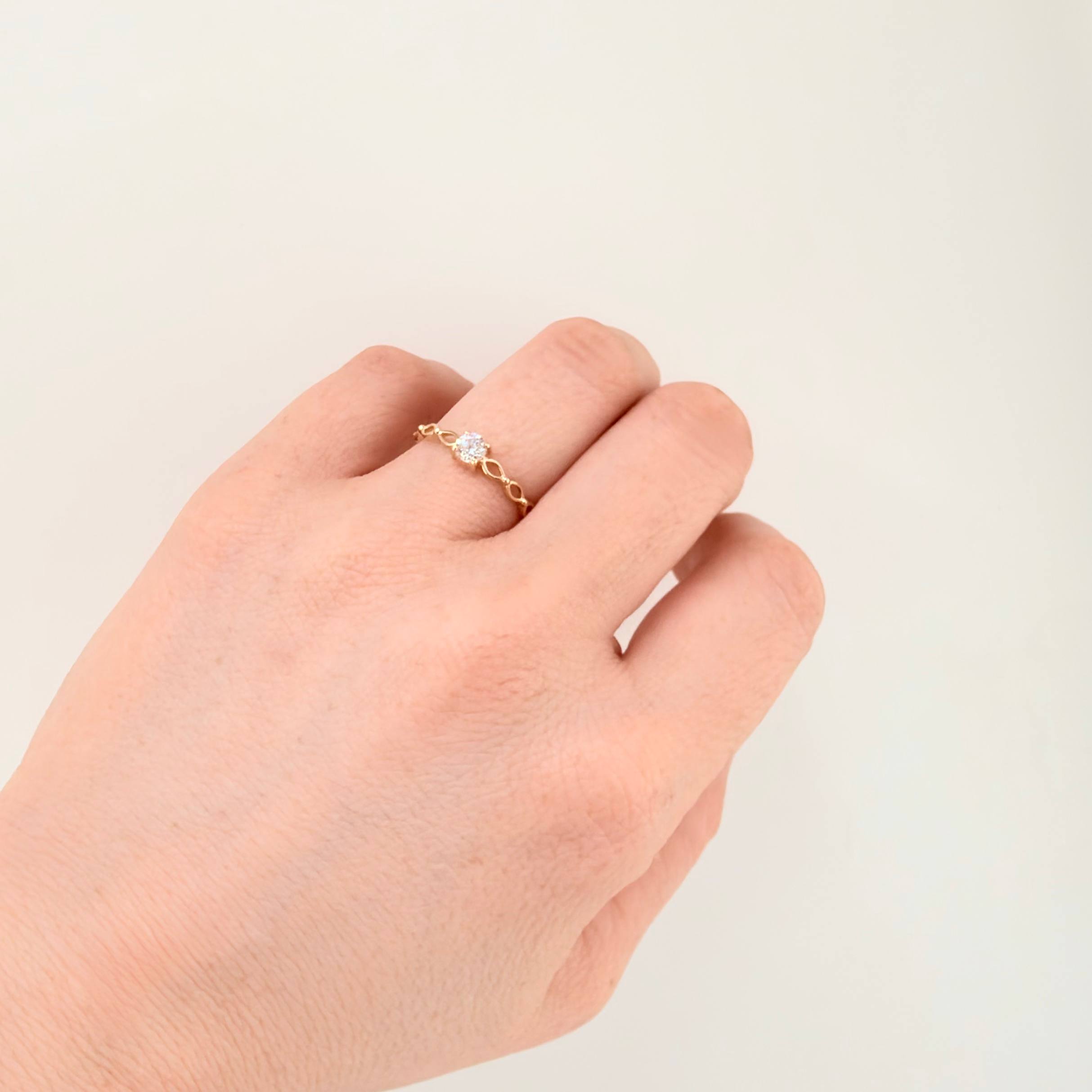 Anillo Solitario Ojos 1.05gr / T5 1/2 / Oro Amarillo 18K ©