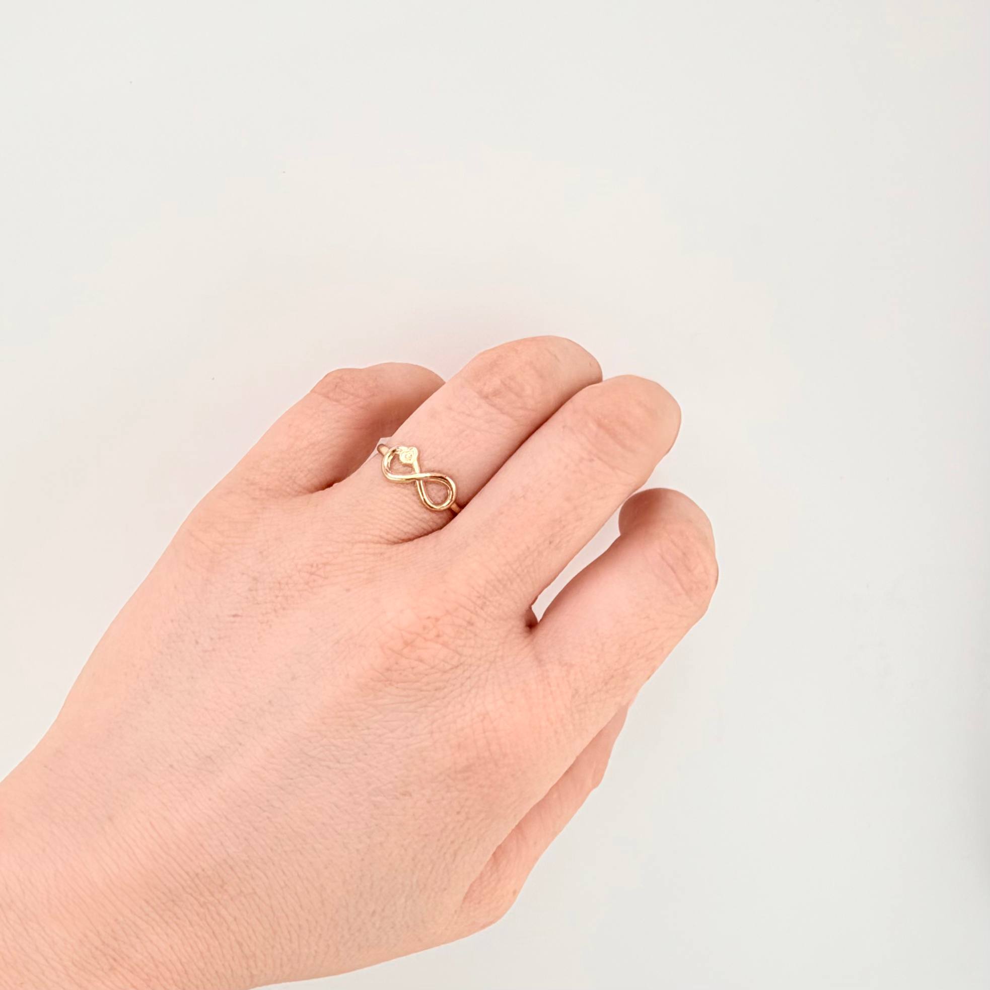 Anillo Infinito Corazón 0.6gr / T7 / Oro Amarillo 18K