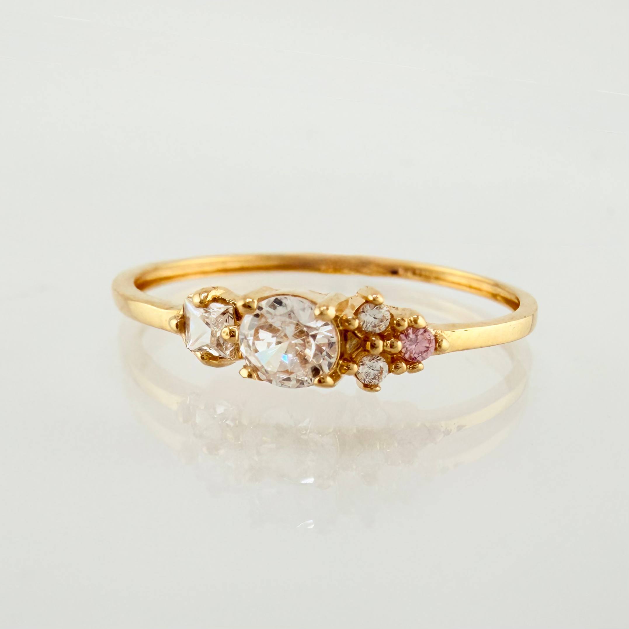Anillo Solitario Flores Delicadas 1gr / T6 1/2 / Oro Amarillo 18K ©