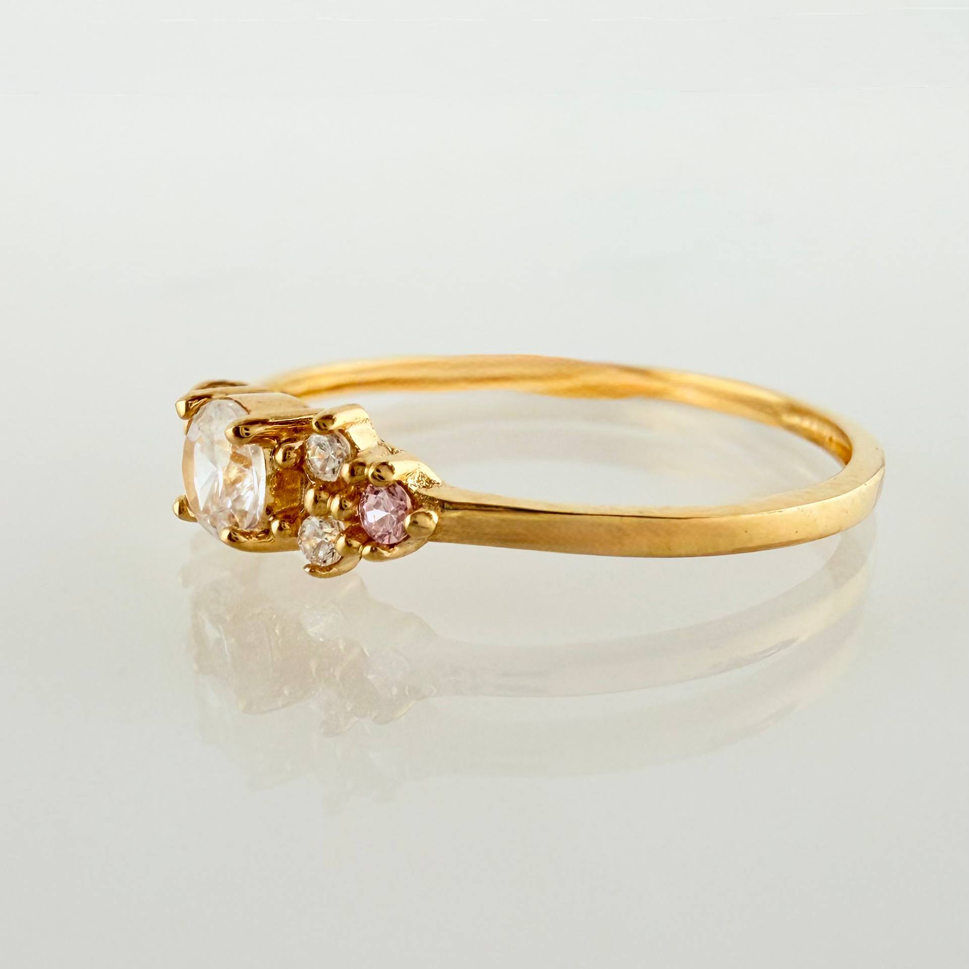 Anillo Solitario Flores Delicadas 1gr / T6 1/2 / Oro Amarillo 18K ©