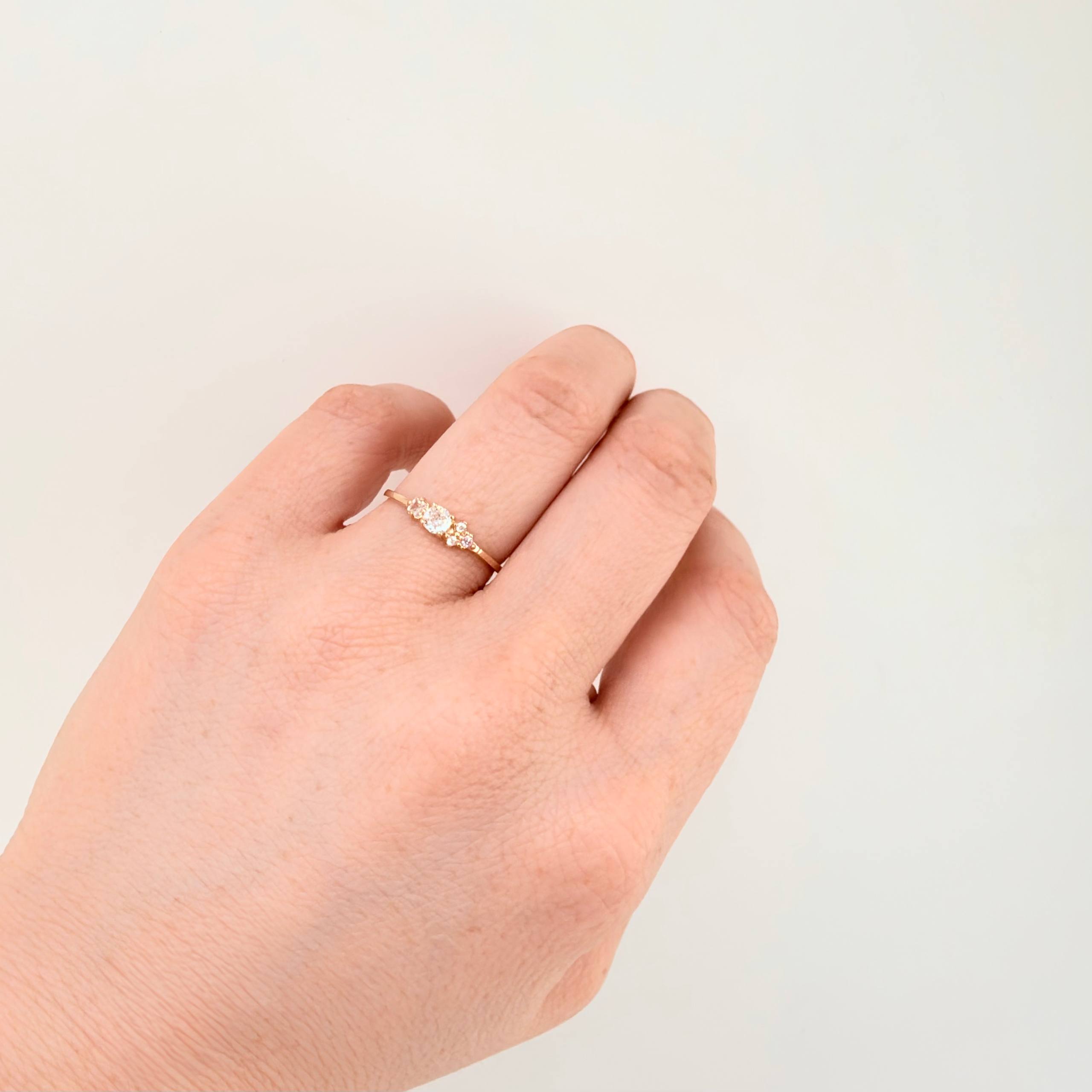 Anillo Solitario Flores Delicadas 0.95gr / T5 1/2 / Oro Amarillo 18K ©