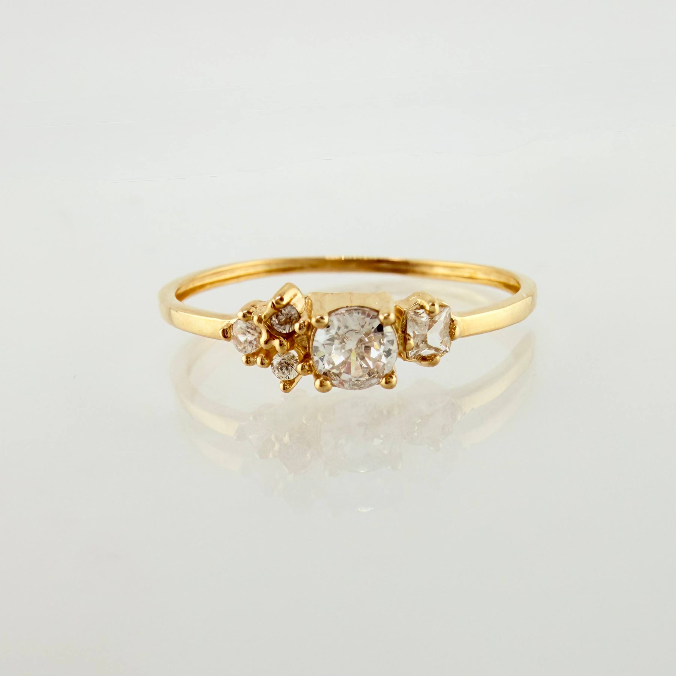 Anillo Solitario Flores Delicadas 0.85gr / T6 1/2 / Oro Amarillo 18K