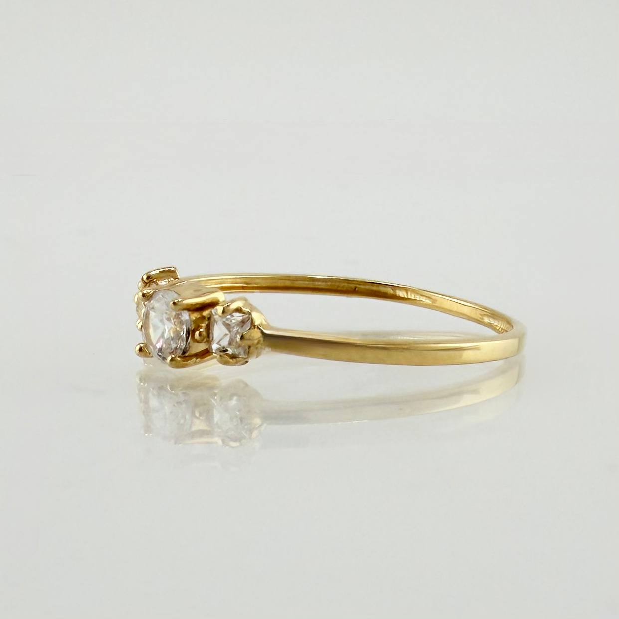 Anillo Solitario Flores Delicadas 0.85gr / T6 1/2 / Oro Amarillo 18K