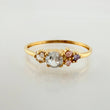 Anillo Solitario Flores Delicadas 0.85gr / T5 / Oro Amarillo 18K ©