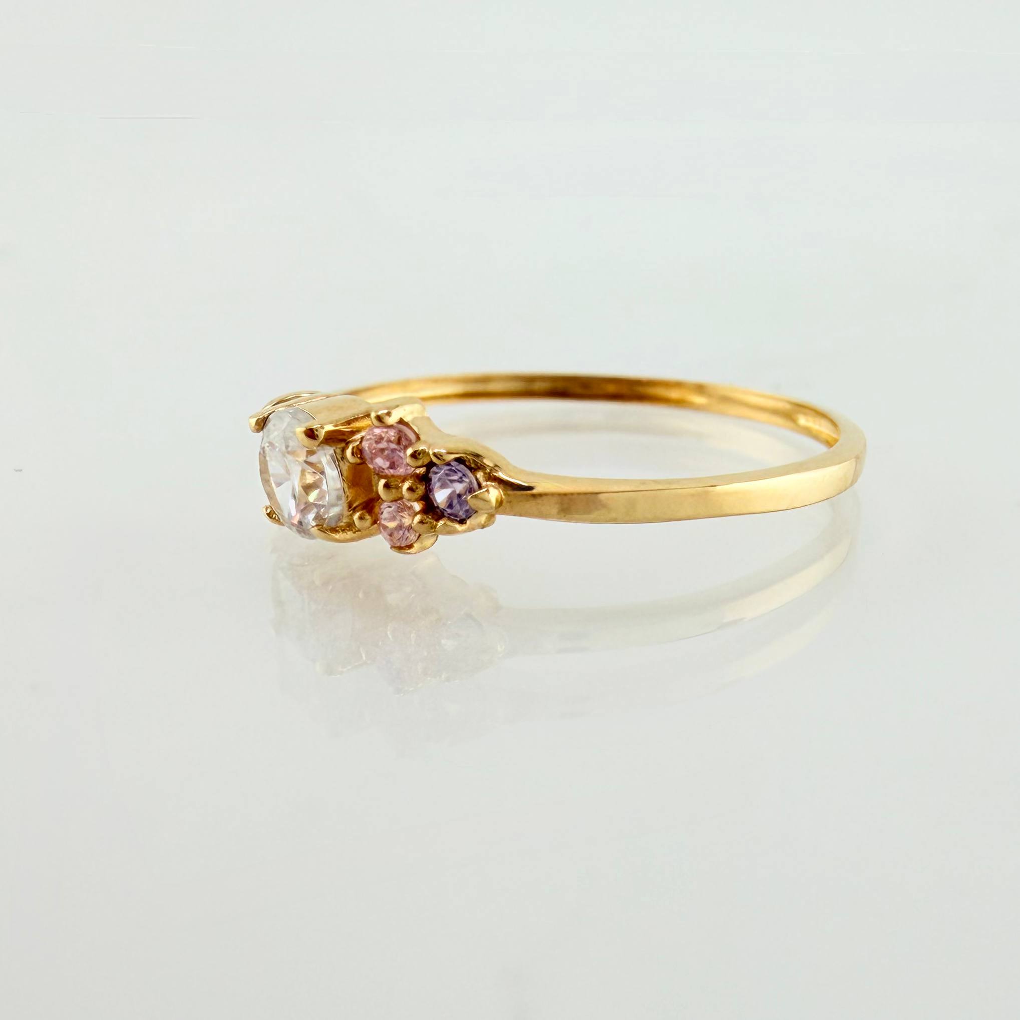 Anillo Solitario Flores Delicadas 0.85gr / T5 / Oro Amarillo 18K ©