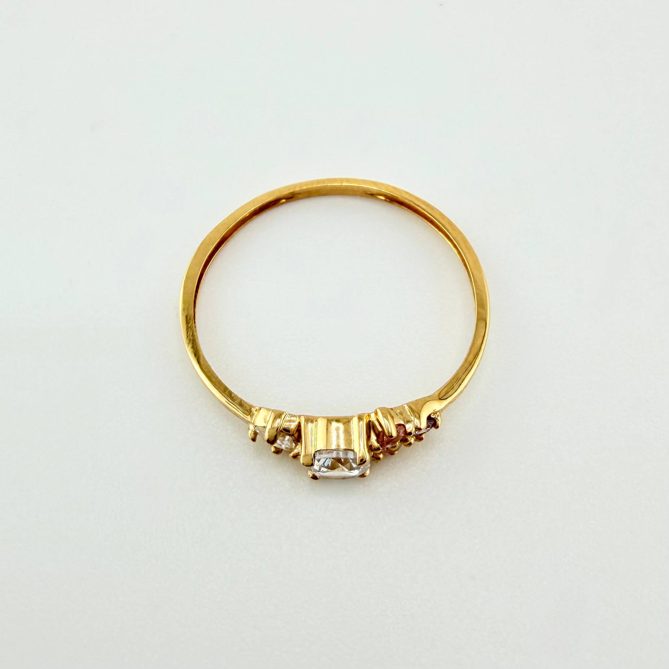 Anillo Solitario Flores Delicadas 0.85gr / T5 / Oro Amarillo 18K ©