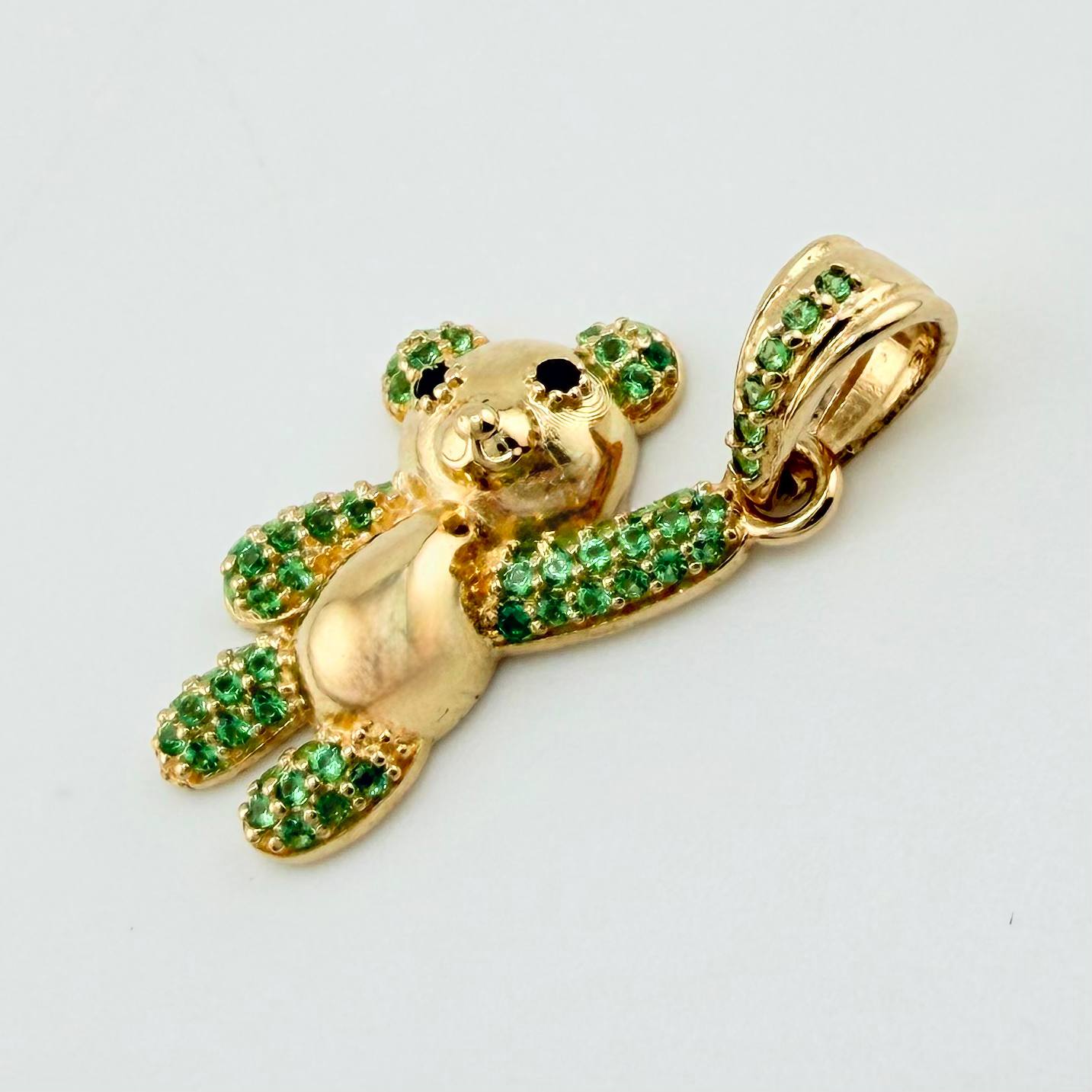 Dije Oso Mano Arriba 2.7gr / 1 in / Oro Amarillo 18K