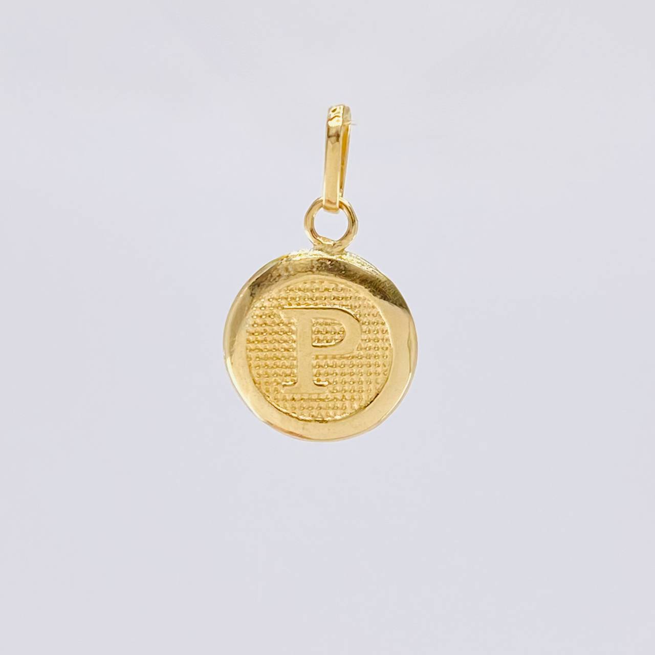 Dije Circulo Letra P 0.4 g / 3/4 in Oro Amarillo 18K