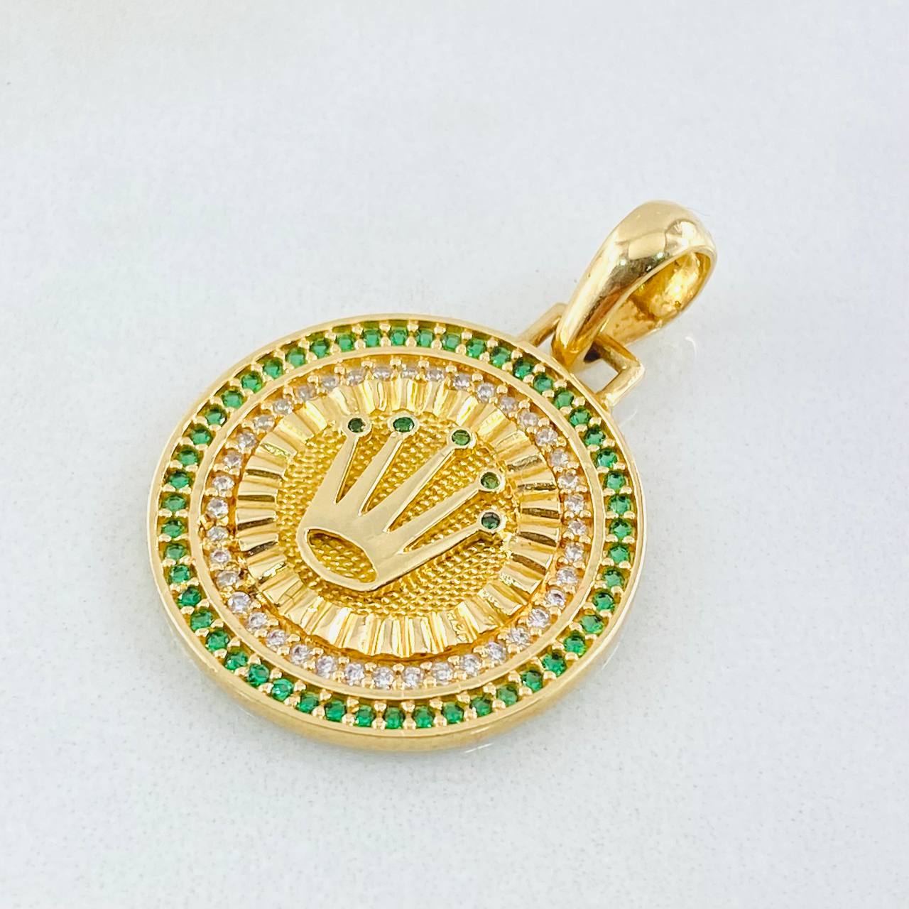Dije Placa Corona 4.2gr / 1 1/4 in / Oro Amarillo 18K ©