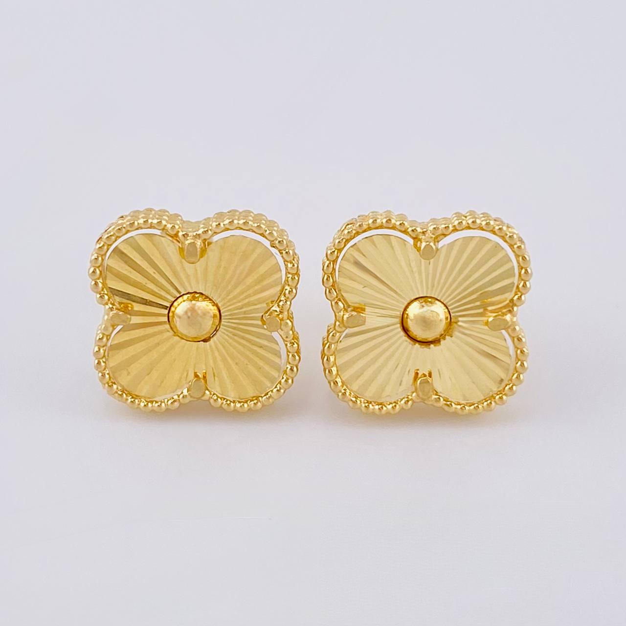 Stud Earrings Clover Diamond Cut 3.5 g / 1/2 in 18K Yellow Gold