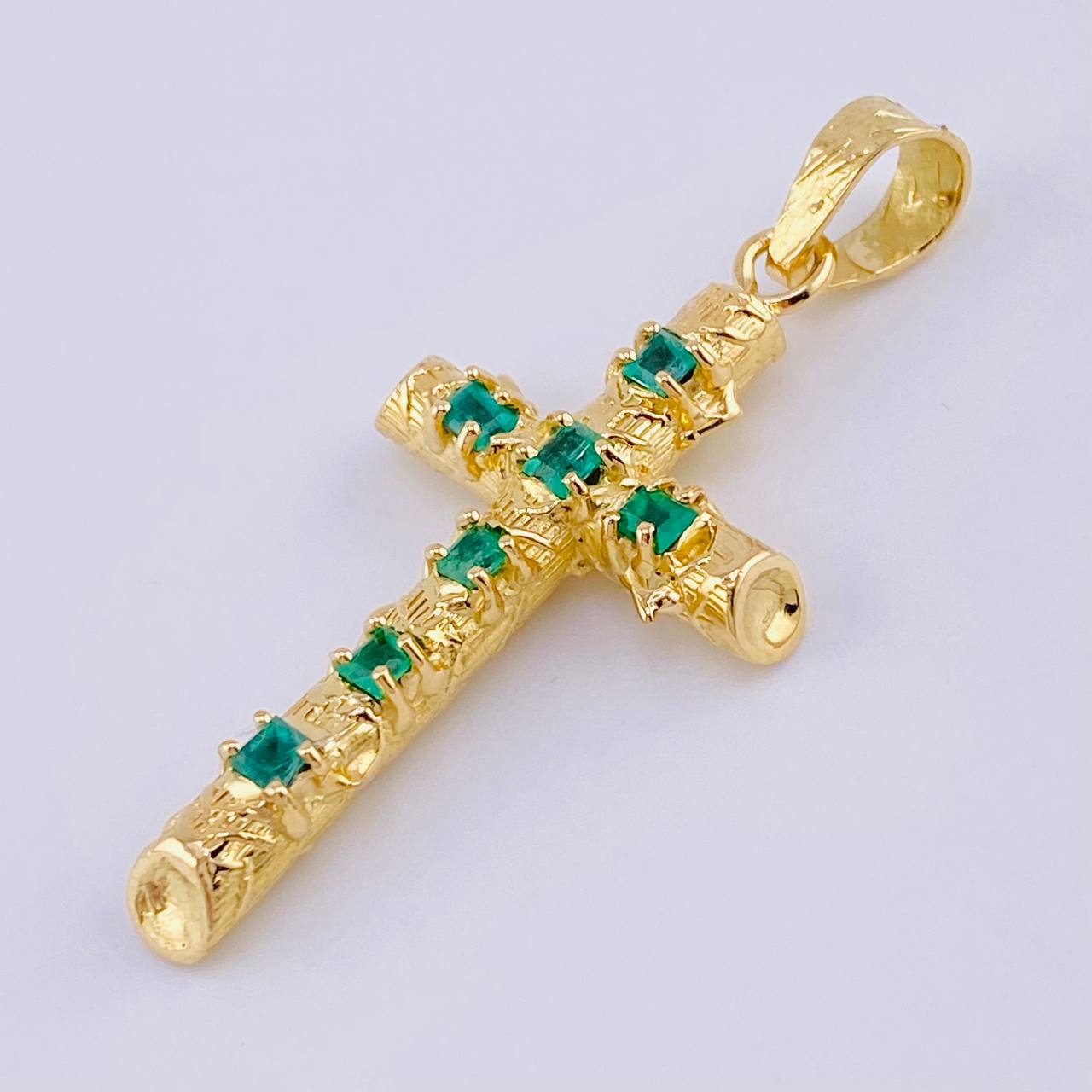 Dije Cruz Tronco Puntas Planas Esmeraldas 1,8 Qts 2.8 g / 1 3/4 in Oro Amarillo 18K