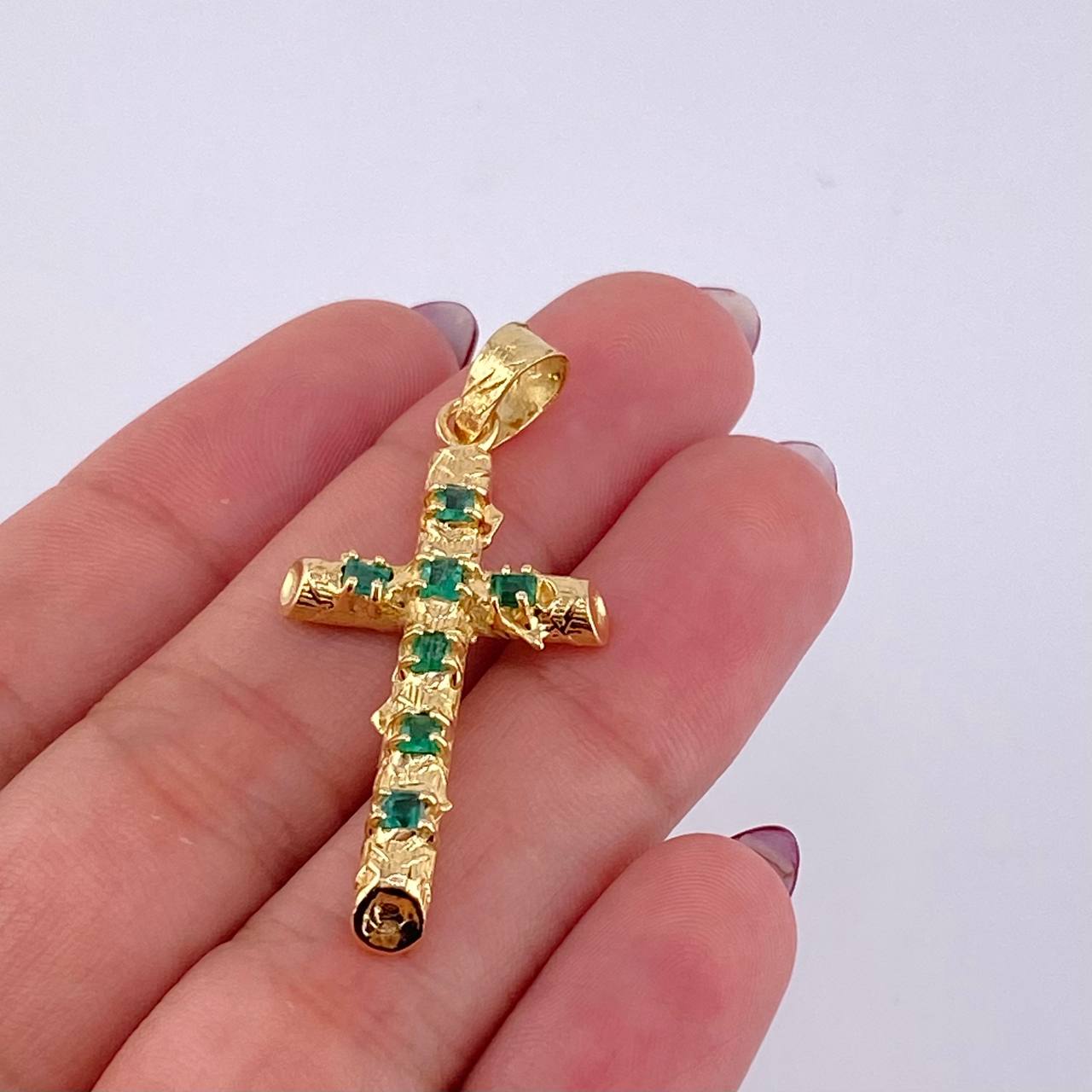Pendant Cross Trunk Flat Tips Emerald 1.8 Qts 3.05 g / 1 3/4 in 18K Yellow Gold