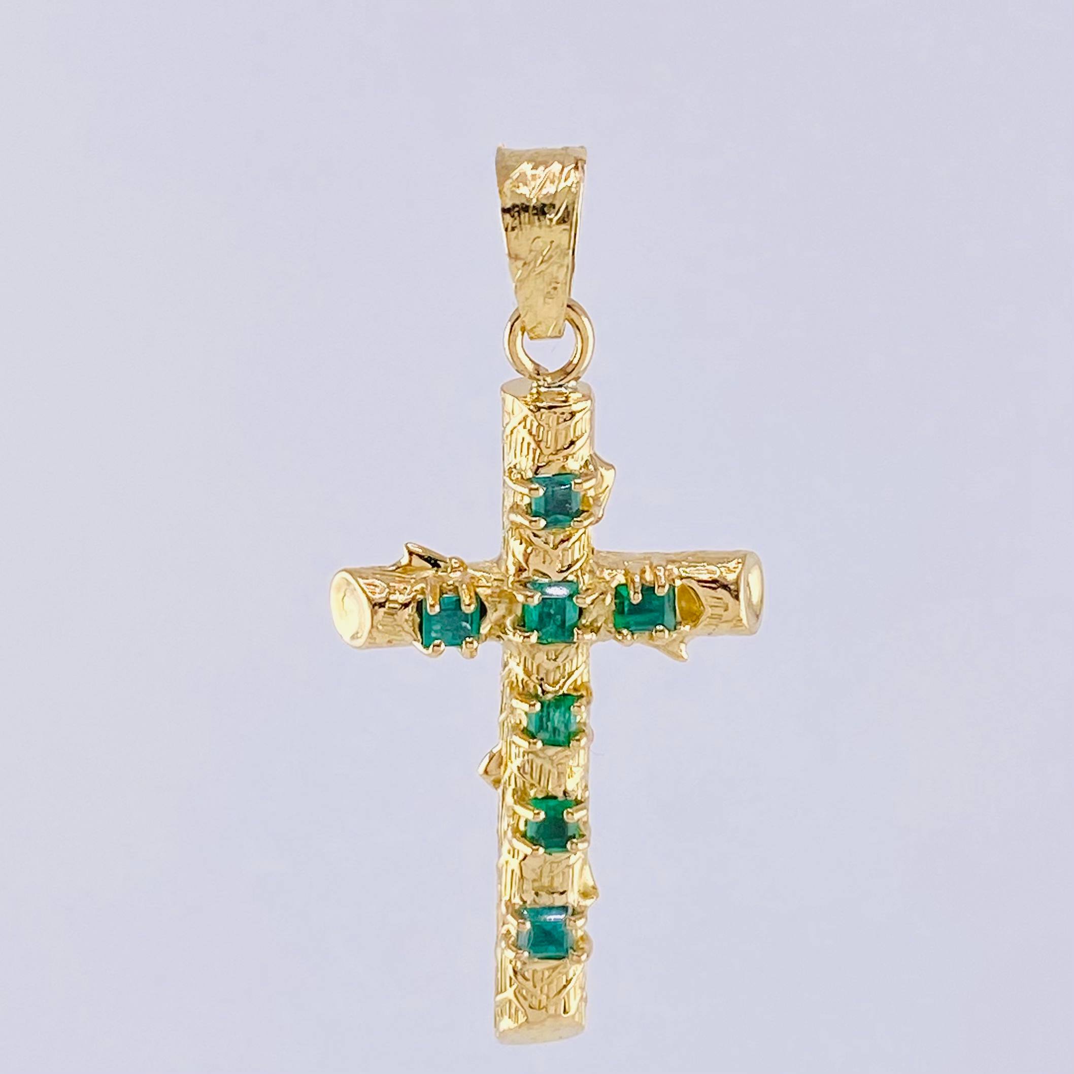 Pendant Cross Trunk Flat Tips Emerald 1.8 Qts 3.05 g / 1 3/4 in 18K Yellow Gold