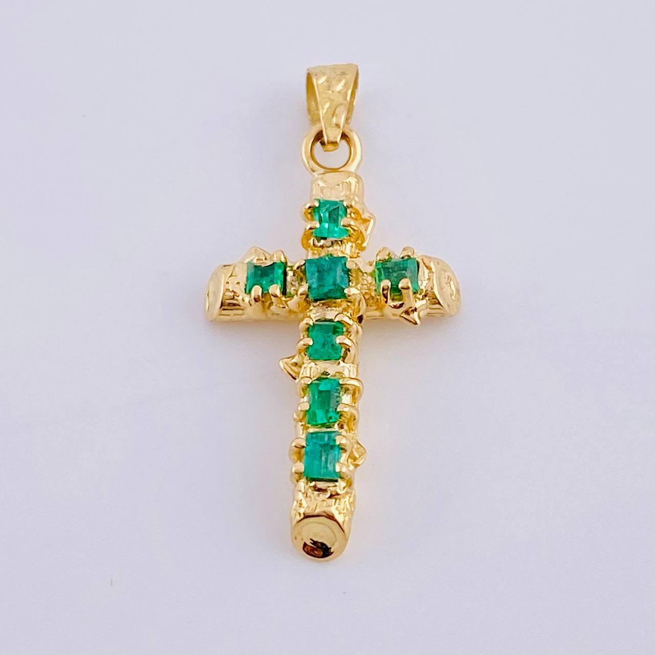 Pendant Cross Trunk Flat Tips Emerald 1.8 Qts 2.85 g / 1 1/2 in 18K Yellow Gold