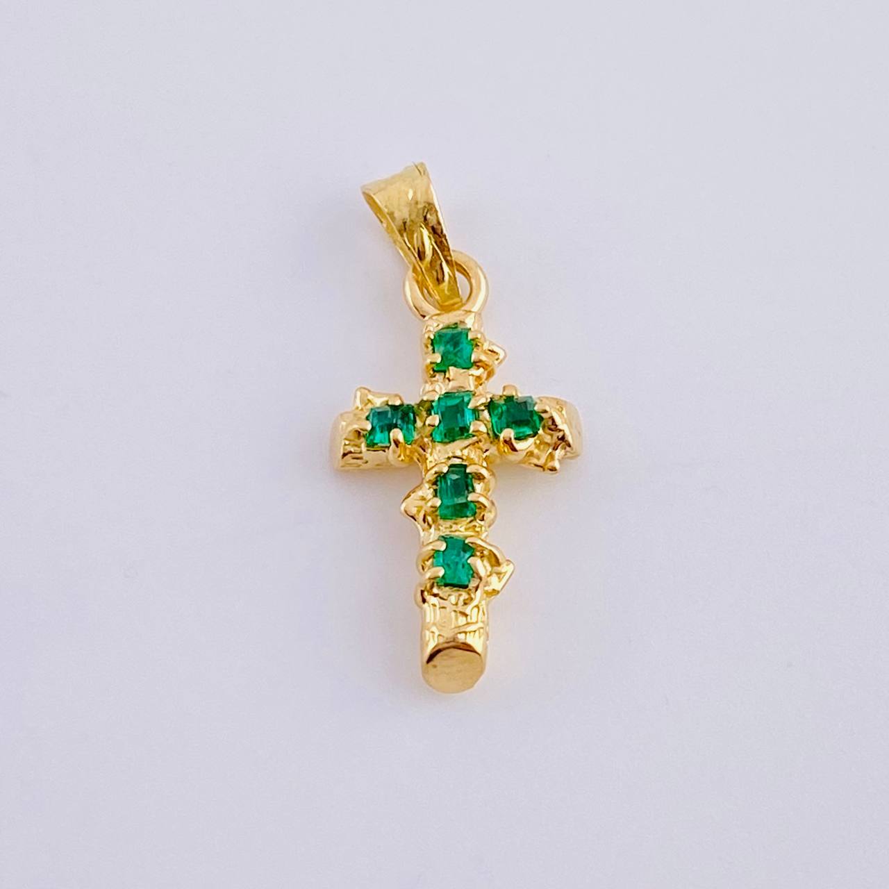 Dije Cruz Tronco Puntas Planas Esmeralda 6Pts 0.9 g / 3/4 in Oro Amarillo 18K