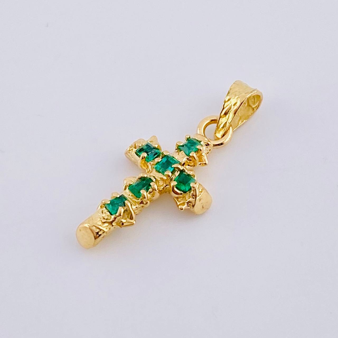 Pendant Cross Trunk Flat Tips Emerald 6Pts 1.05 g / 3/4 in 18K Yellow Gold