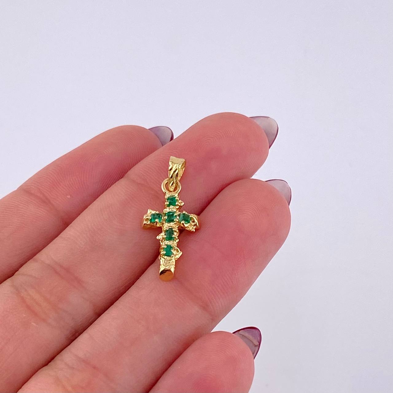 Dije Cruz Tronco Puntas Planas Esmeralda 6Pts 0.9 g / 3/4 in Oro Amarillo 18K