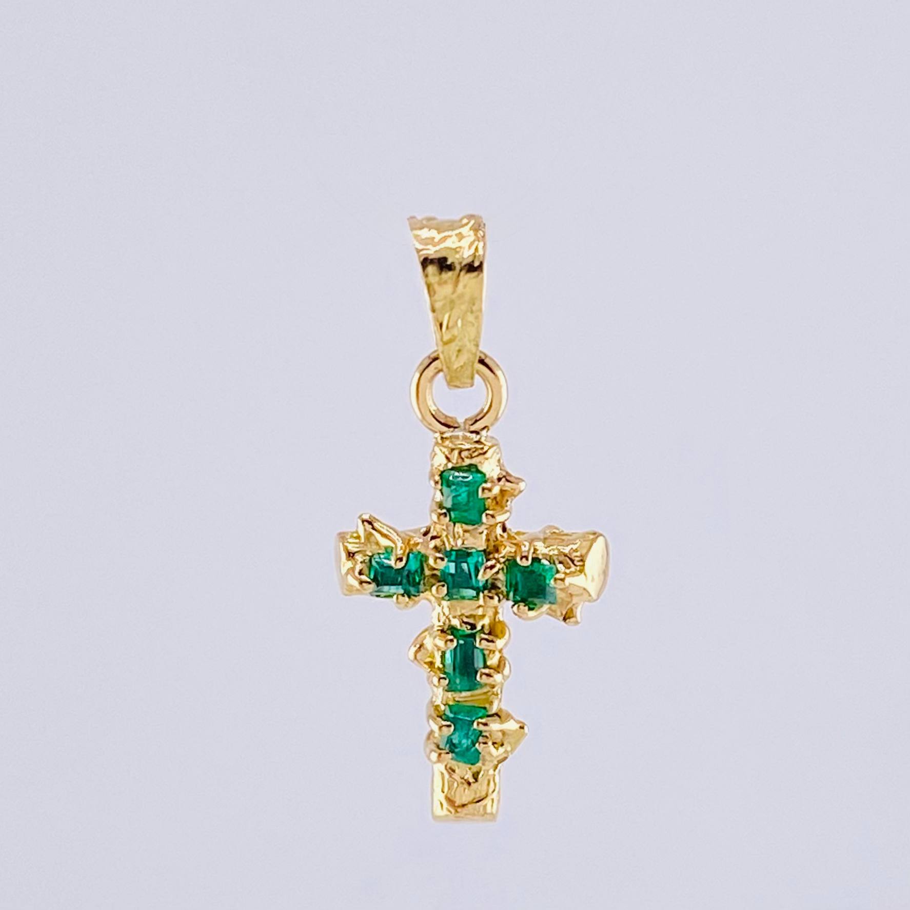 Pendant Cross Trunk Flat Tips Emeralds 6Pts 1.05 g / 3/4 in 18K Yellow Gold