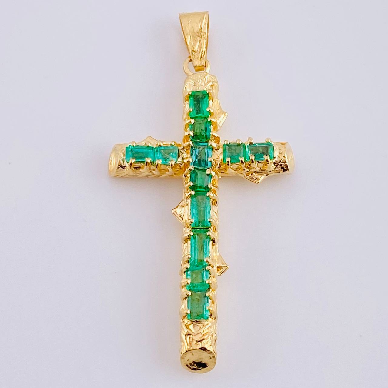 Dije Cruz Tronco Puntas Planas Esmeraldas 2 Qts 3.35 g / 1 1/2 in Oro Amarillo 18K