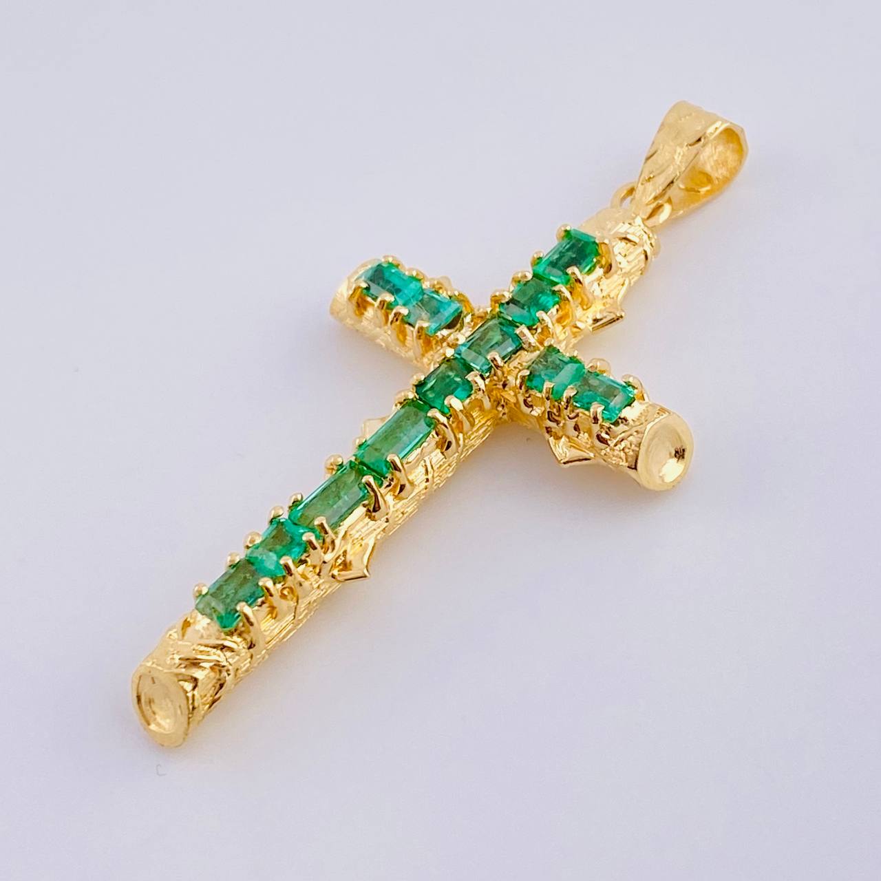 Dije Cruz Tronco Puntas Planas Esmeraldas 2 Qts 3.35 g / 1 1/2 in Oro Amarillo 18K