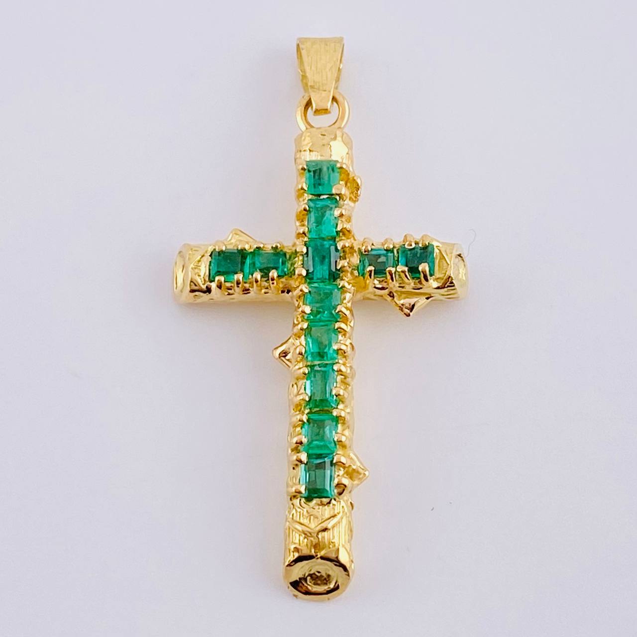 Dije Cruz Tronco Puntas Planas Esmeraldas 2 Qts 3.4 g / 1 1/2 in Oro Amarillo 18K