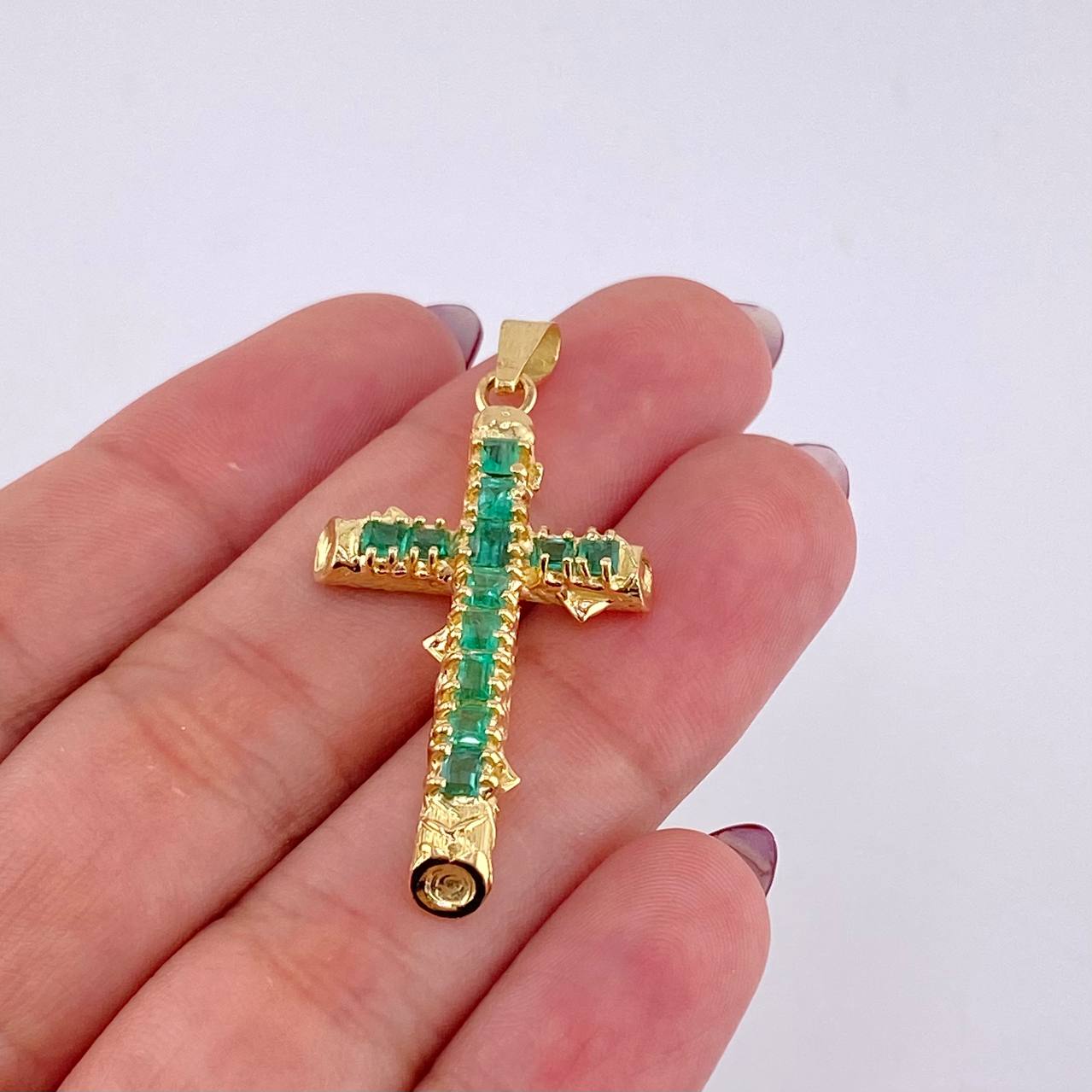 Dije Cruz Tronco Puntas Planas Esmeraldas 2 Qts 3.4 g / 1 1/2 in Oro Amarillo 18K